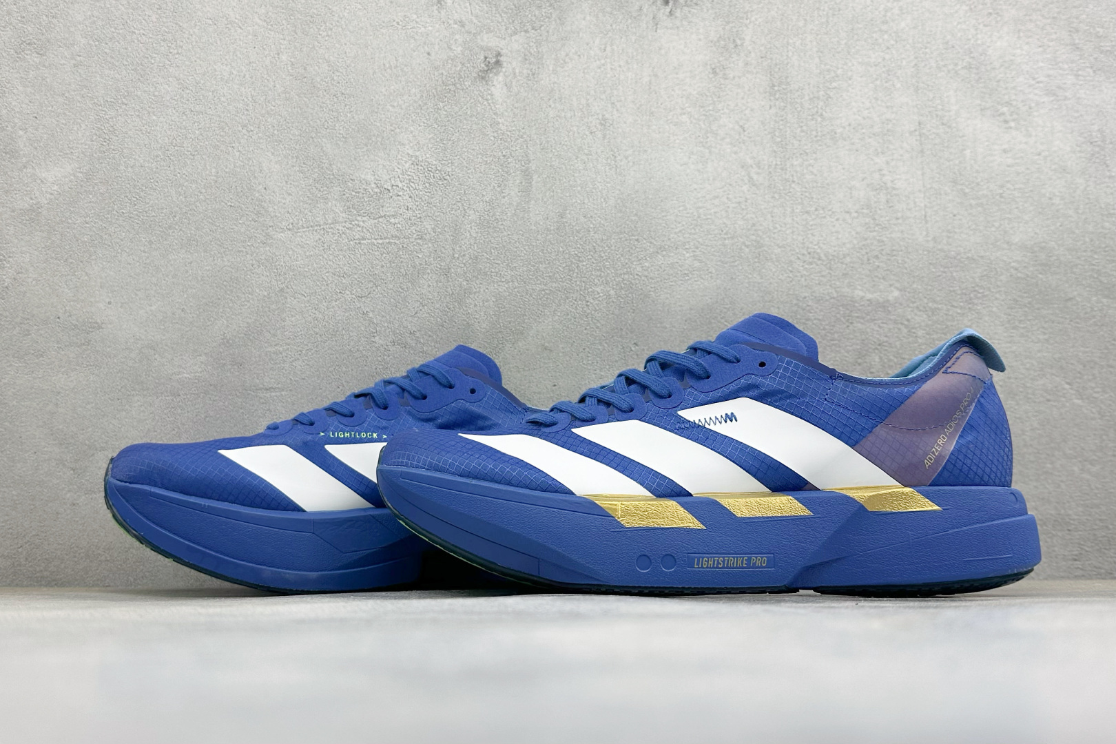 TY版ADIZERO ADIOS PRO 4 M 阿迪超轻透气缓震跑鞋  整体外观造型与adiZero Adios Pr