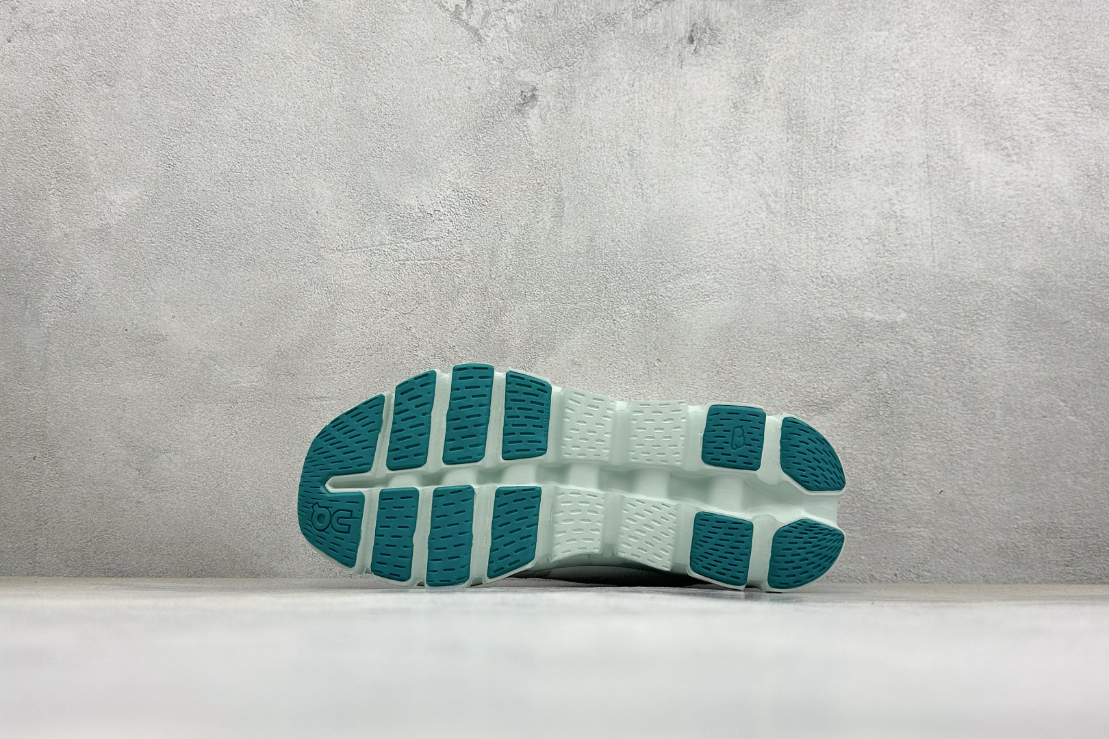 CX版On昂跑 Cloud X 5系列低帮轻量舒适多功能休闲运动跑鞋 采用工程飞织网布组合再生聚酯纤维鞋面材质搭载独家隐 CX版On昂跑 Cloud X 5系列低帮轻量舒适多功能休闲运动跑鞋 采用工程飞织网布组合再生聚酯纤维鞋面材质搭载独家隐