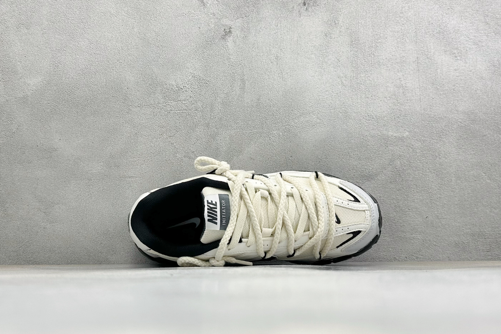 NIKE INITIATOR创始者系列 复古休闲运动舒适跑鞋 采用透气网眼鞋面和支撑覆盖层，自然运动设计的Phlyon中