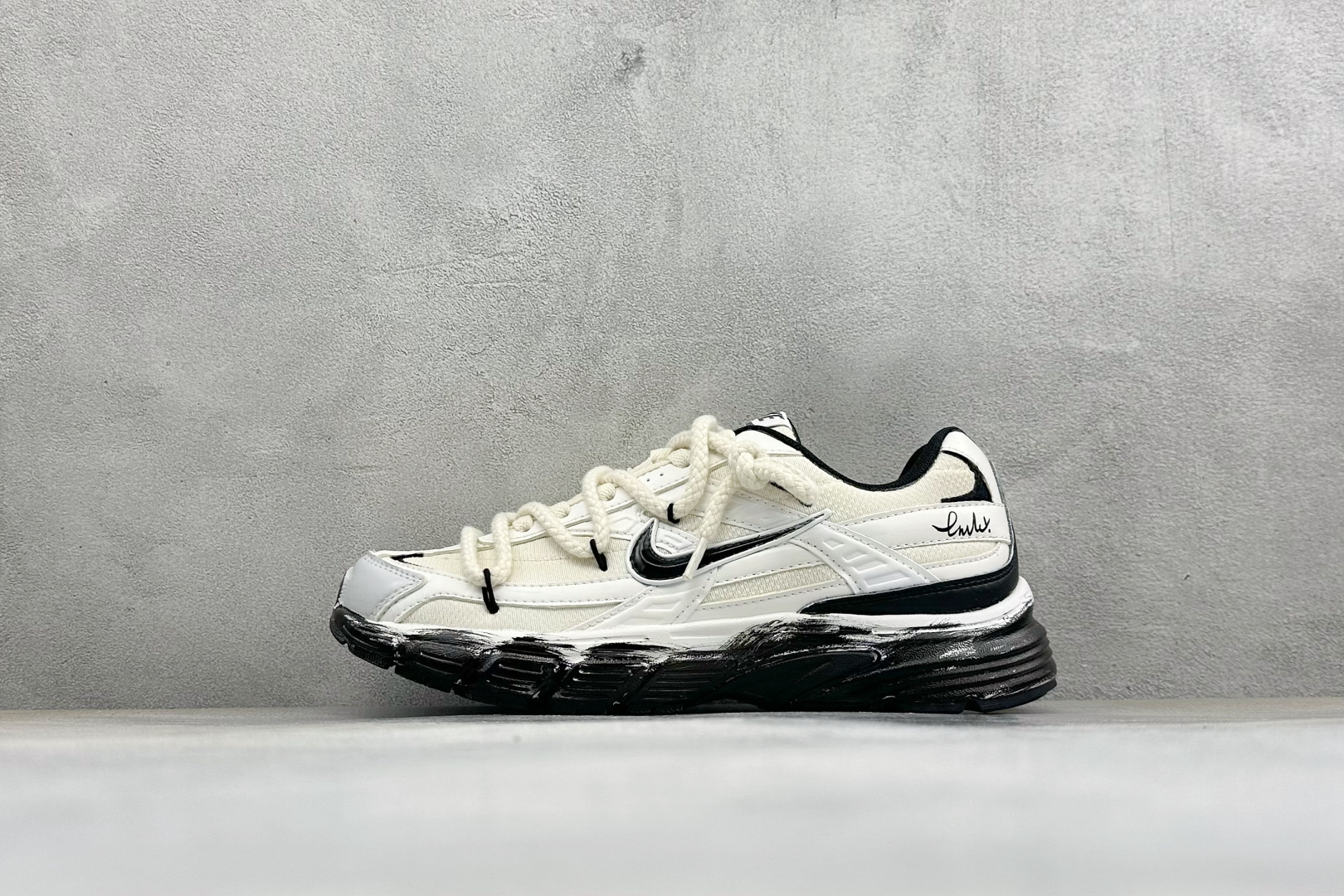 NIKE INITIATOR创始者系列 复古休闲运动舒适跑鞋 采用透气网眼鞋面和支撑覆盖层,自然运动设计的Phlyon中 NIKE INITIATOR创始者系列 复古休闲运动舒适跑鞋 采用透气网眼鞋面和支撑覆盖层,自然运动设计的Phlyon中