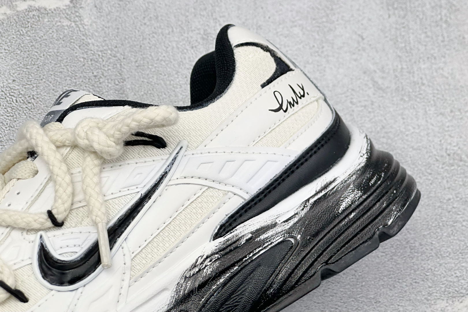 NIKE INITIATOR创始者系列 复古休闲运动舒适跑鞋 采用透气网眼鞋面和支撑覆盖层，自然运动设计的Phlyon中