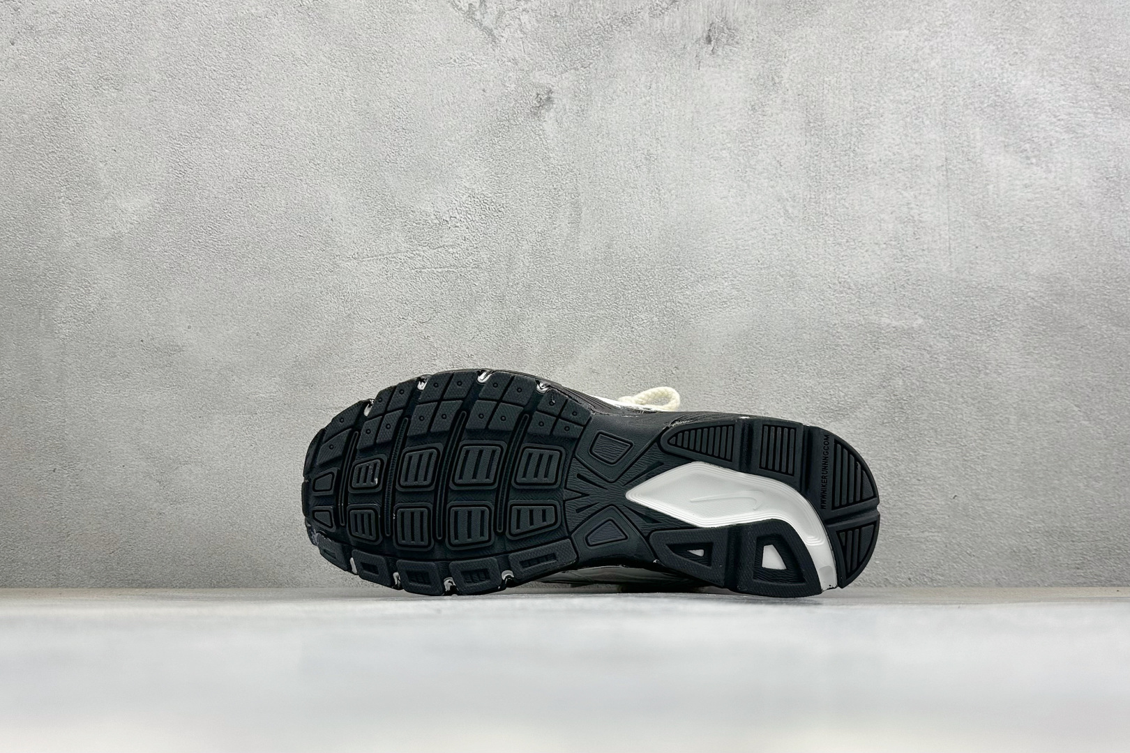 NIKE INITIATOR创始者系列 复古休闲运动舒适跑鞋 采用透气网眼鞋面和支撑覆盖层，自然运动设计的Phlyon中