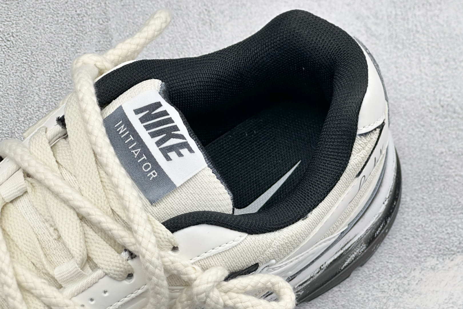 NIKE INITIATOR创始者系列 复古休闲运动舒适跑鞋 采用透气网眼鞋面和支撑覆盖层，自然运动设计的Phlyon中