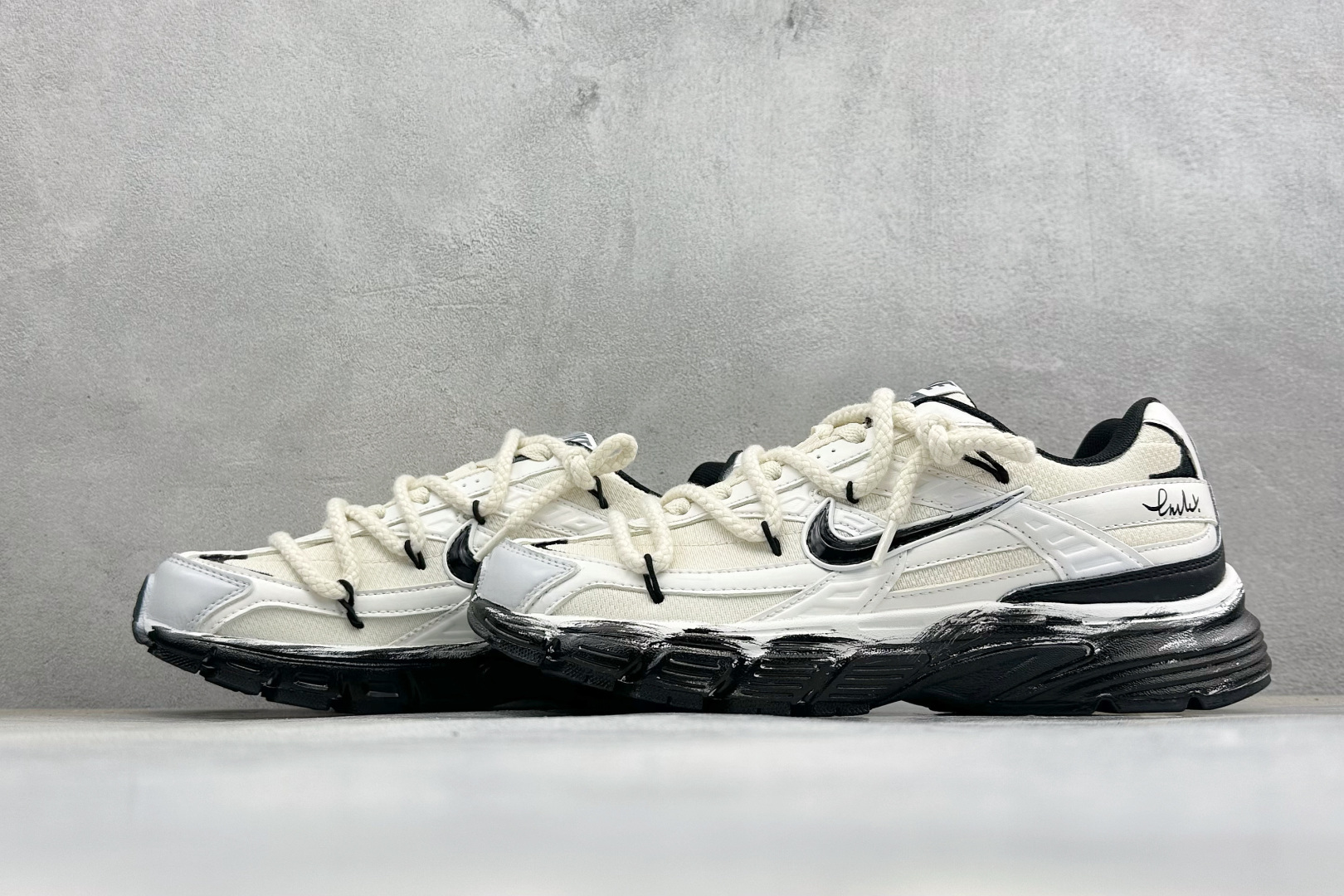 NIKE INITIATOR创始者系列 复古休闲运动舒适跑鞋 采用透气网眼鞋面和支撑覆盖层，自然运动设计的Phlyon中