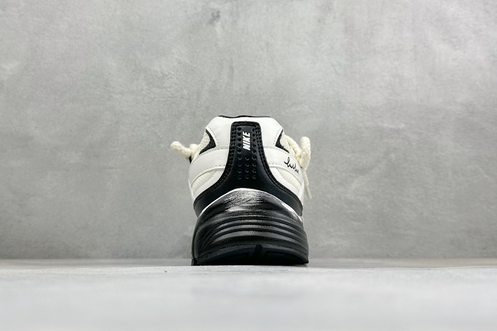 NIKE INITIATOR创始者系列 复古休闲运动舒适跑鞋 采用透气网眼鞋面和支撑覆盖层，自然运动设计的Phlyon中