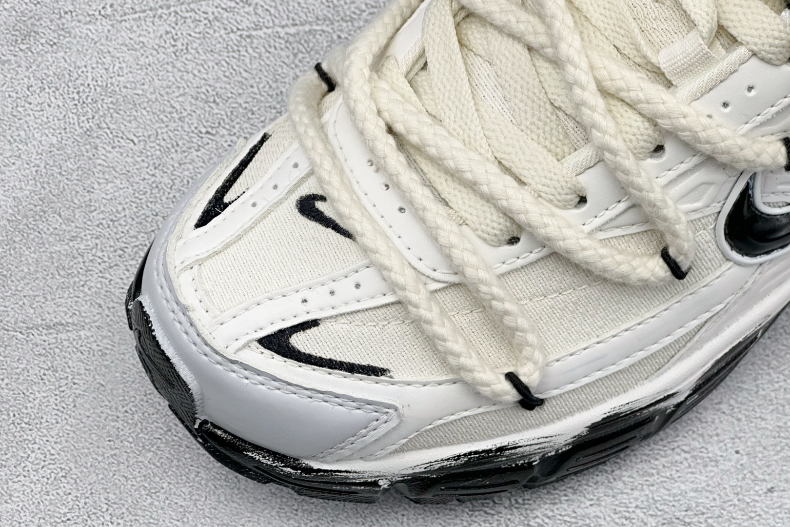 NIKE INITIATOR创始者系列 复古休闲运动舒适跑鞋 采用透气网眼鞋面和支撑覆盖层，自然运动设计的Phlyon中
