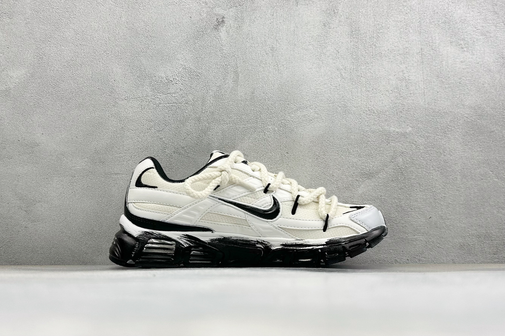 NIKE INITIATOR创始者系列 复古休闲运动舒适跑鞋 采用透气网眼鞋面和支撑覆盖层，自然运动设计的Phlyon中