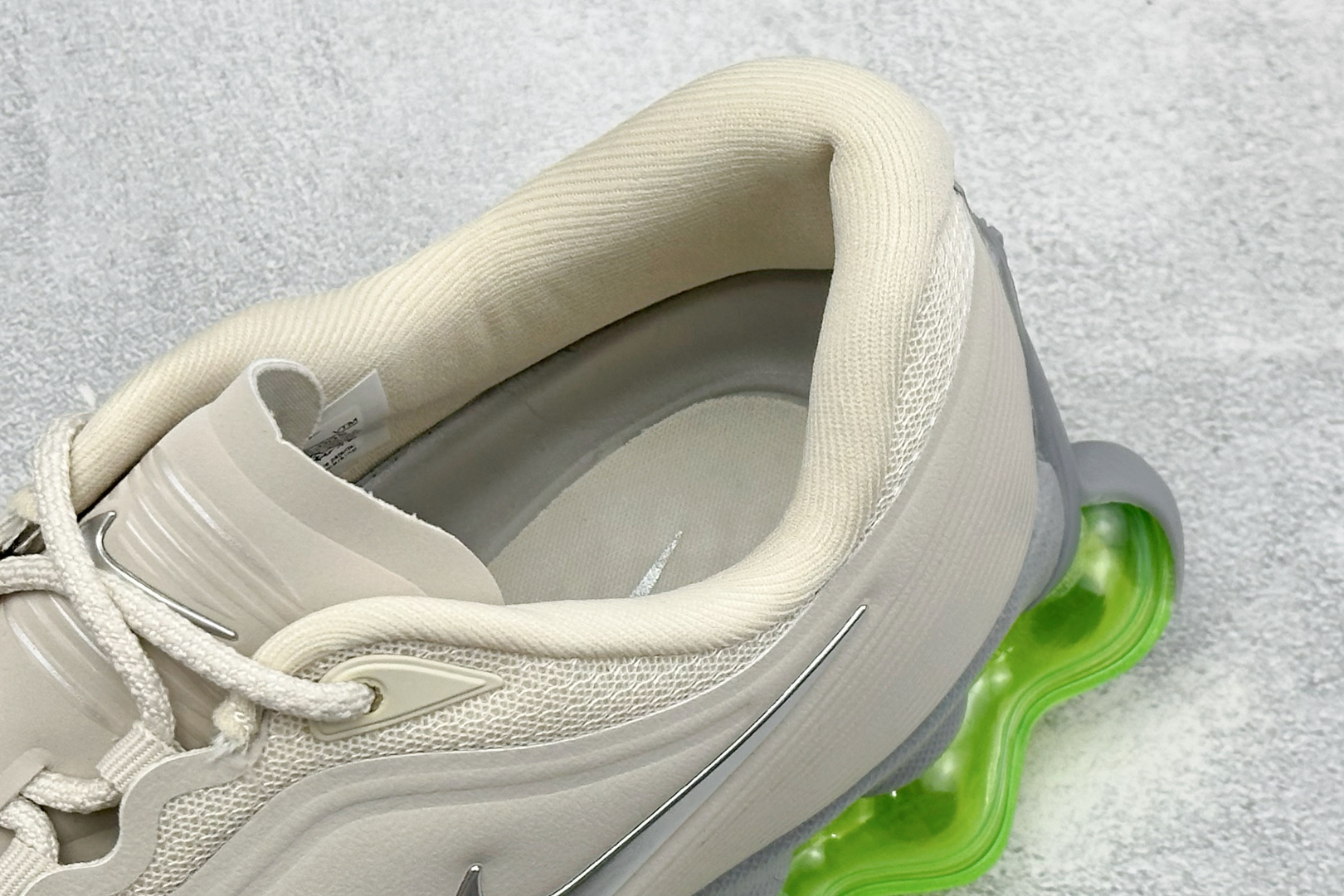 Nike Air Liquid Max 耐克气垫跑步鞋 货号：IQ7635–005 尺码：40-46没半码 
