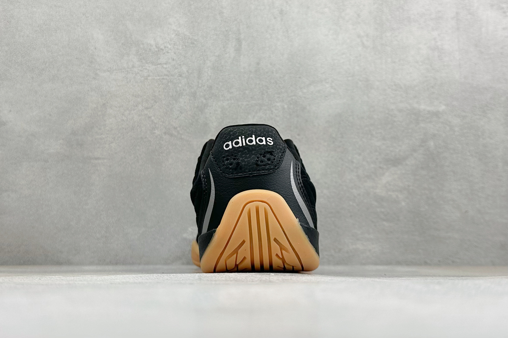 DZ版Adidas Adipista Trainers 防滑耐磨休闲鞋 货号 :HQ9166 尺码:36 36.5 37 DZ版Adidas Adipista Trainers 防滑耐磨休闲鞋 货号 :HQ9166 尺码:36 36.5 37
