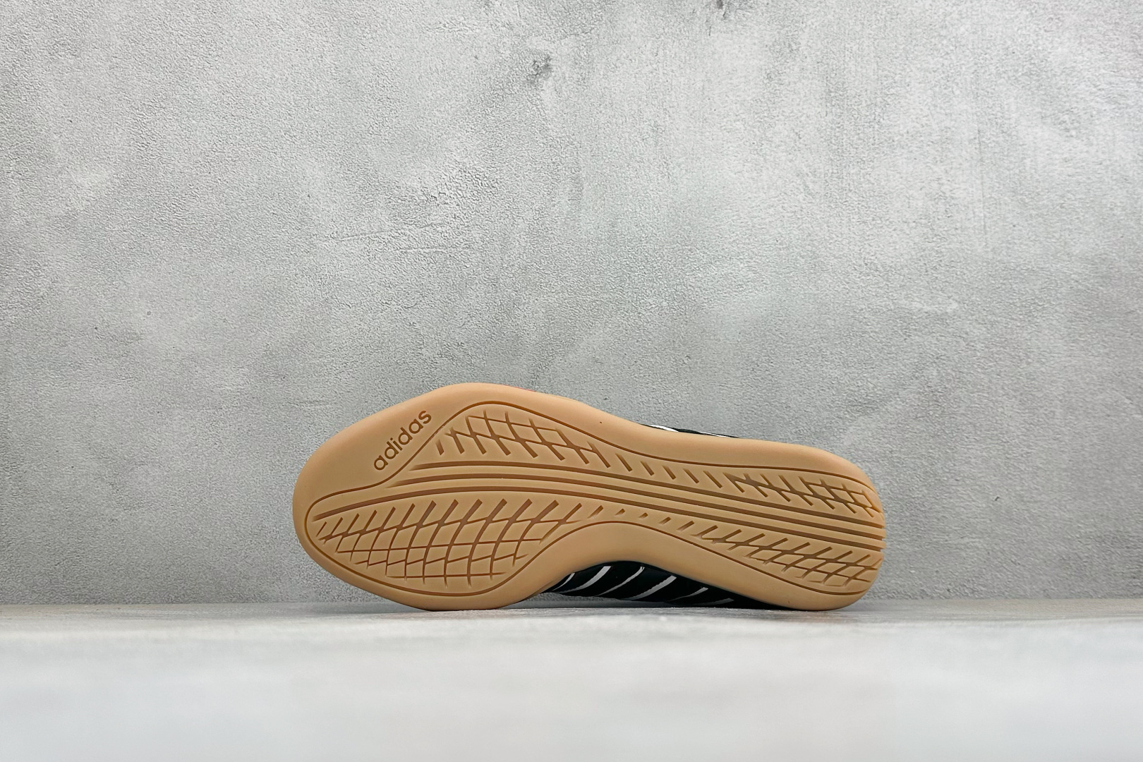 DZ版Adidas Adipista Trainers 防滑耐磨休闲鞋 货号 :HQ9166 尺码:36 36.5 37 DZ版Adidas Adipista Trainers 防滑耐磨休闲鞋 货号 :HQ9166 尺码:36 36.5 37