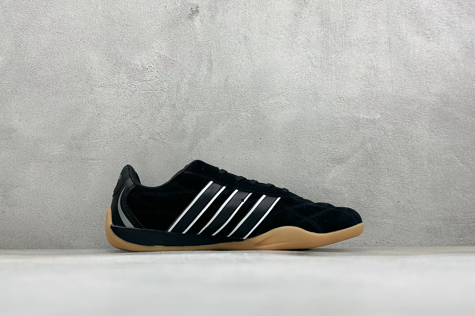 DZ版Adidas Adipista Trainers 防滑耐磨休闲鞋 货号 :HQ9166 尺码:36 36.5 37 DZ版Adidas Adipista Trainers 防滑耐磨休闲鞋 货号 :HQ9166 尺码:36 36.5 37