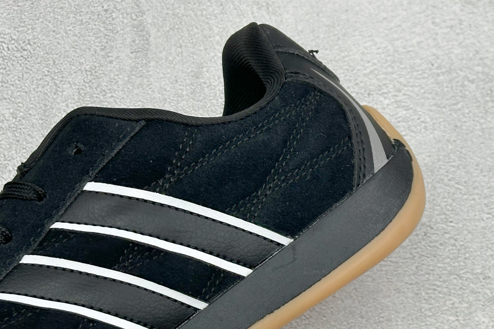 DZ版Adidas Adipista Trainers 防滑耐磨休闲鞋 货号 :HQ9166 尺码:36 36.5 37 DZ版Adidas Adipista Trainers 防滑耐磨休闲鞋 货号 :HQ9166 尺码:36 36.5 37