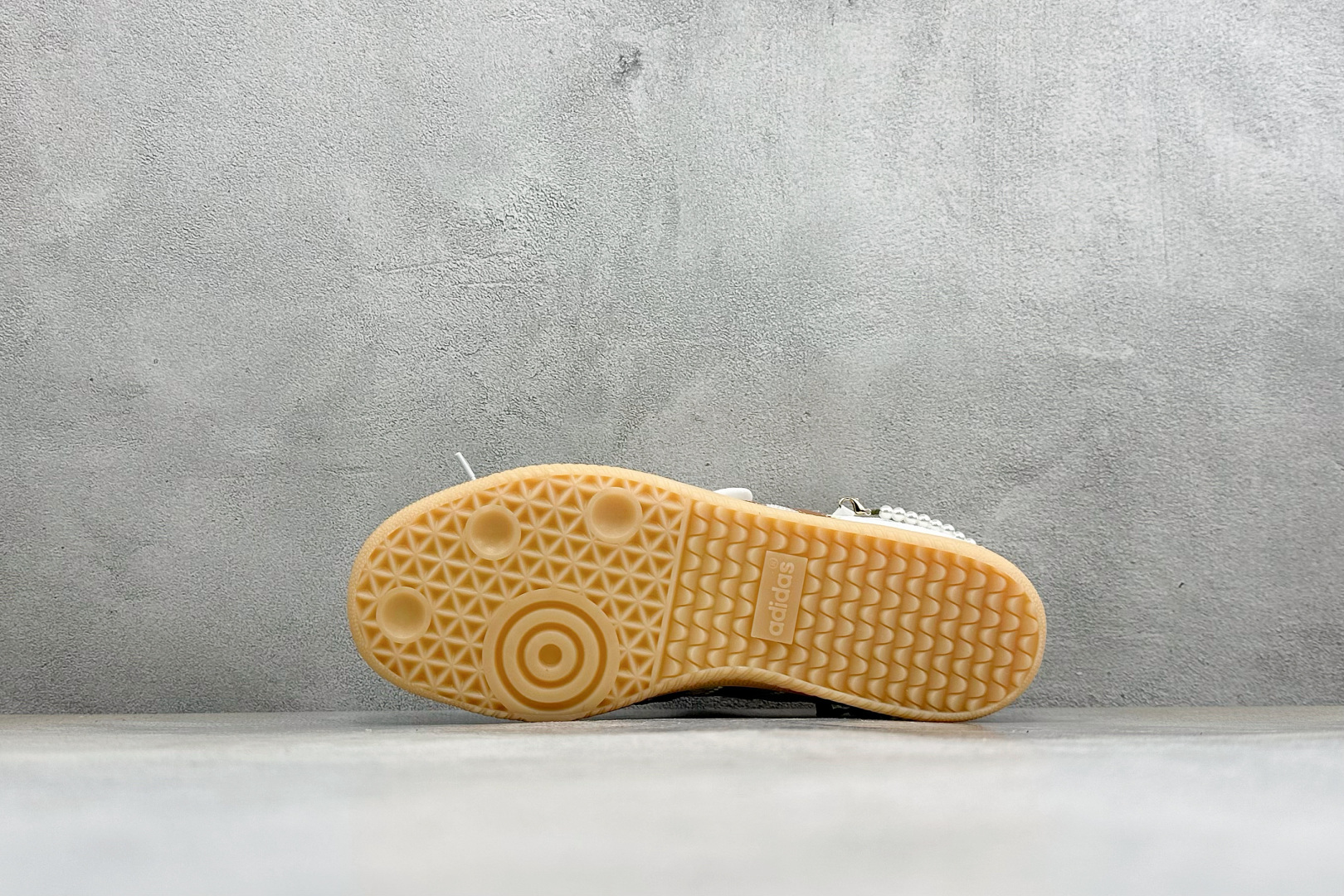 FX版Adidas三叶草SAMBA Jane W 玛丽珍鞋 该鞋款鞋面采用多种材料拼接(缝/车线) Superstar系 FX版Adidas三叶草SAMBA Jane W 玛丽珍鞋 该鞋款鞋面采用多种材料拼接(缝/车线) Superstar系