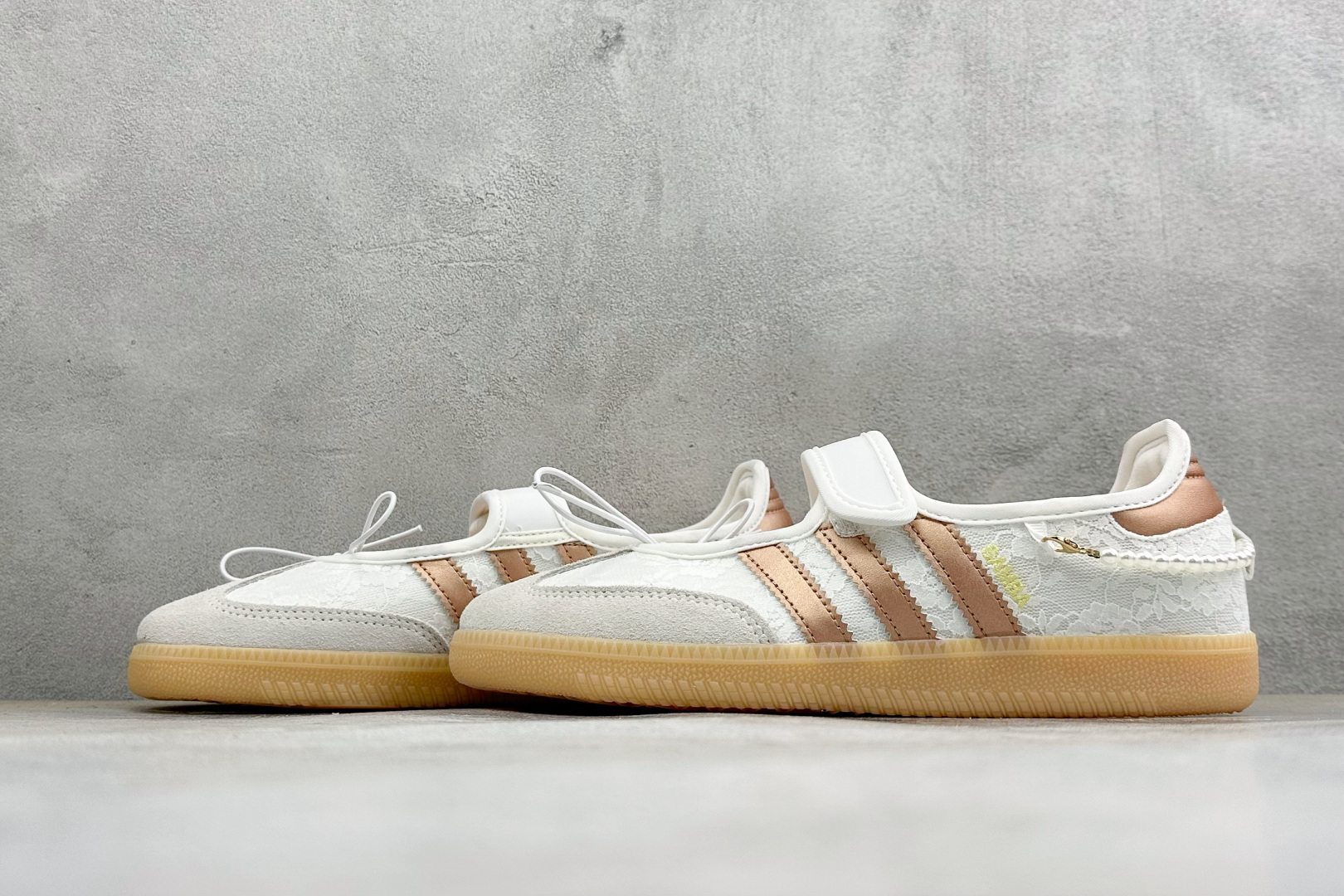 FX版Adidas三叶草SAMBA Jane W 玛丽珍鞋 该鞋款鞋面采用多种材料拼接(缝/车线) Superstar系 FX版Adidas三叶草SAMBA Jane W 玛丽珍鞋 该鞋款鞋面采用多种材料拼接(缝/车线) Superstar系