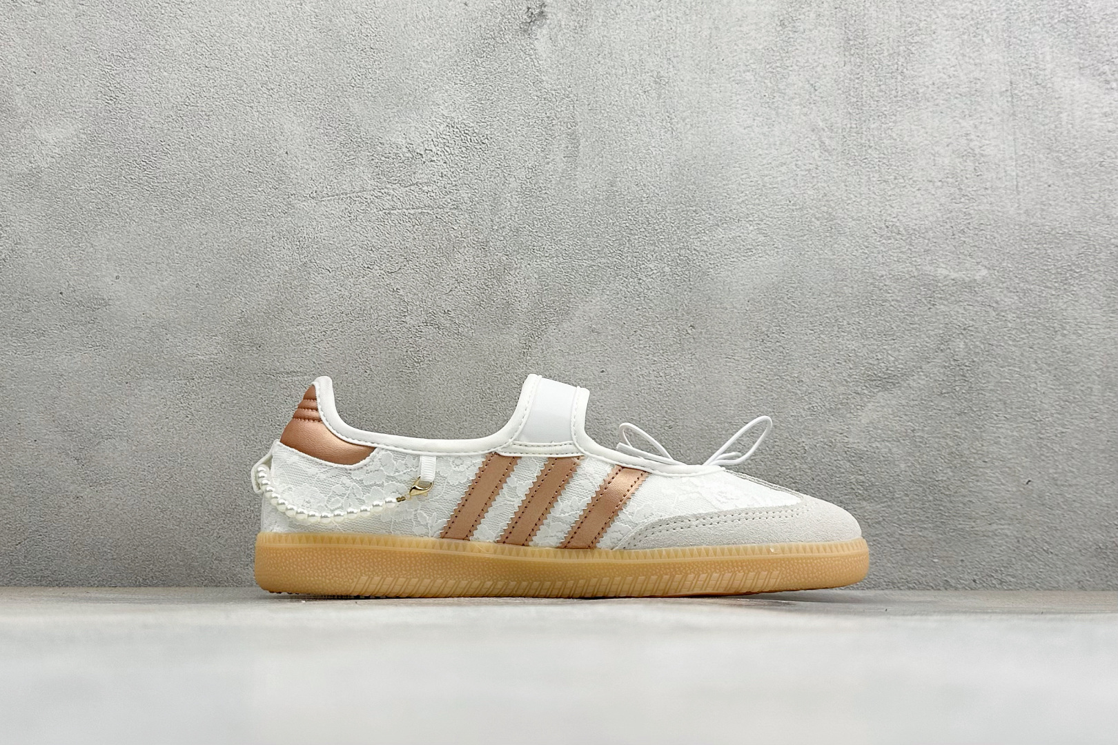 FX版Adidas三叶草SAMBA Jane W 玛丽珍鞋 该鞋款鞋面采用多种材料拼接(缝/车线) Superstar系 FX版Adidas三叶草SAMBA Jane W 玛丽珍鞋 该鞋款鞋面采用多种材料拼接(缝/车线) Superstar系