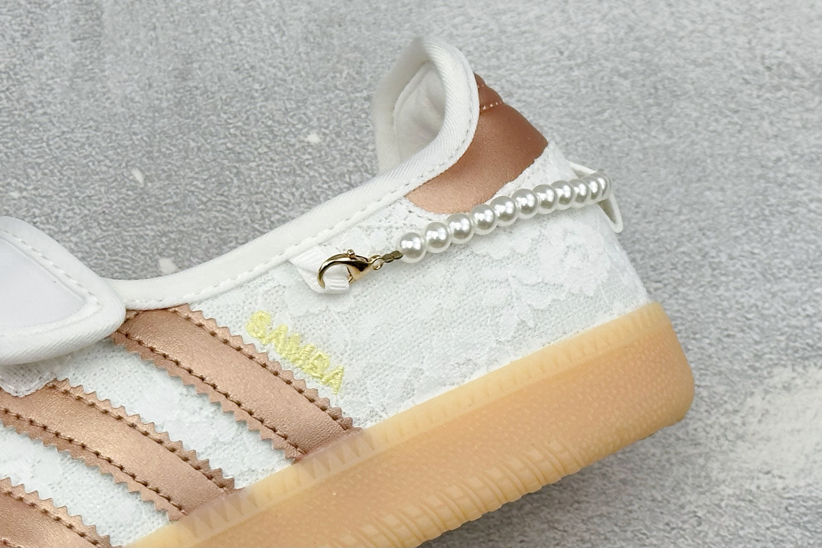 FX版Adidas三叶草SAMBA Jane W 玛丽珍鞋 该鞋款鞋面采用多种材料拼接(缝/车线) Superstar系 FX版Adidas三叶草SAMBA Jane W 玛丽珍鞋 该鞋款鞋面采用多种材料拼接(缝/车线) Superstar系