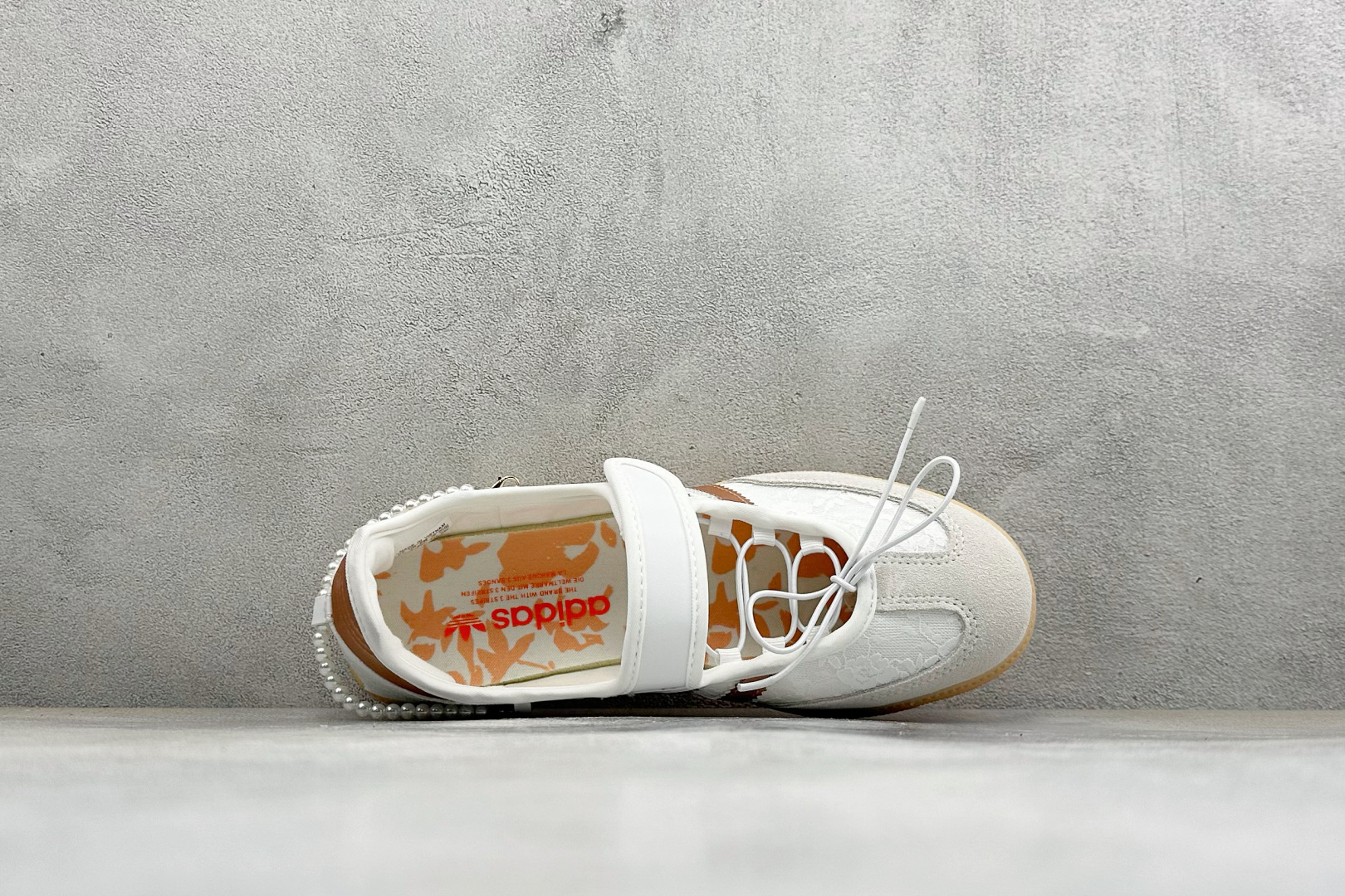 FX版Adidas三叶草SAMBA Jane W 玛丽珍鞋 该鞋款鞋面采用多种材料拼接(缝/车线) Superstar系 FX版Adidas三叶草SAMBA Jane W 玛丽珍鞋 该鞋款鞋面采用多种材料拼接(缝/车线) Superstar系