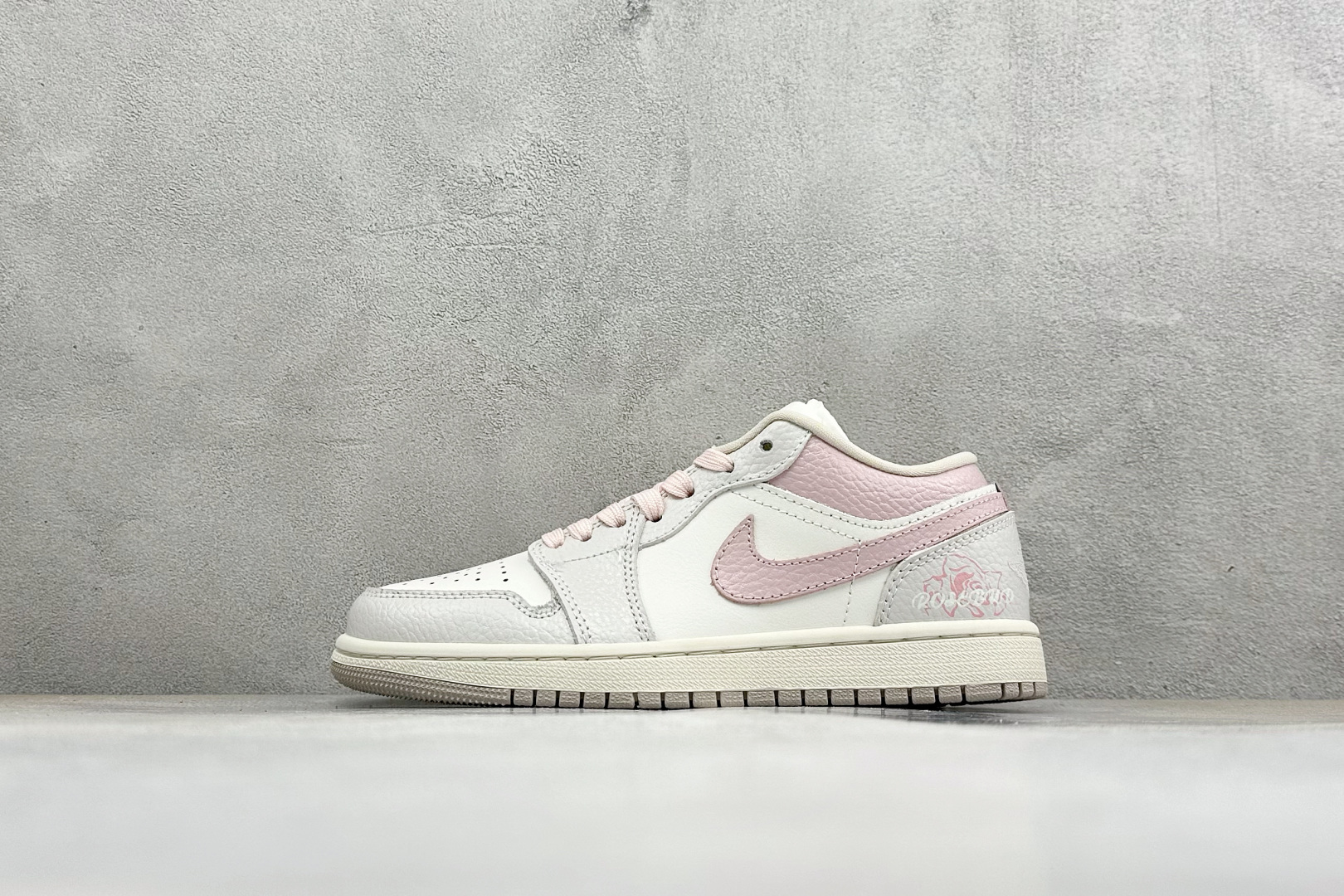 温柔甜妹颜值封神 AIR JORDAN 1,低帮简约鞋型搭配浅灰粉白柔和配色,细腻皮质质感出众,鞋后跟玫瑰刺绣精致浪漫, 温柔甜妹颜值封神 AIR JORDAN 1,低帮简约鞋型搭配浅灰粉白柔和配色,细腻皮质质感出众,鞋后跟玫瑰刺绣精致浪漫,