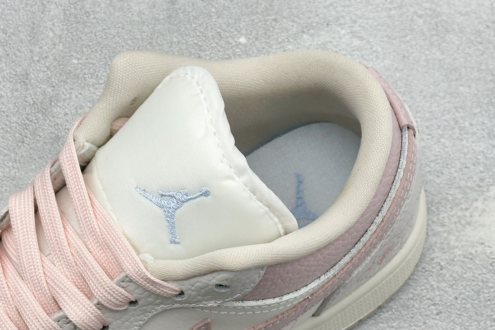 温柔甜妹颜值封神 AIR JORDAN 1，低帮简约鞋型搭配浅灰粉白柔和配色，细腻皮质质感出众，鞋后跟玫瑰刺绣精致浪漫，