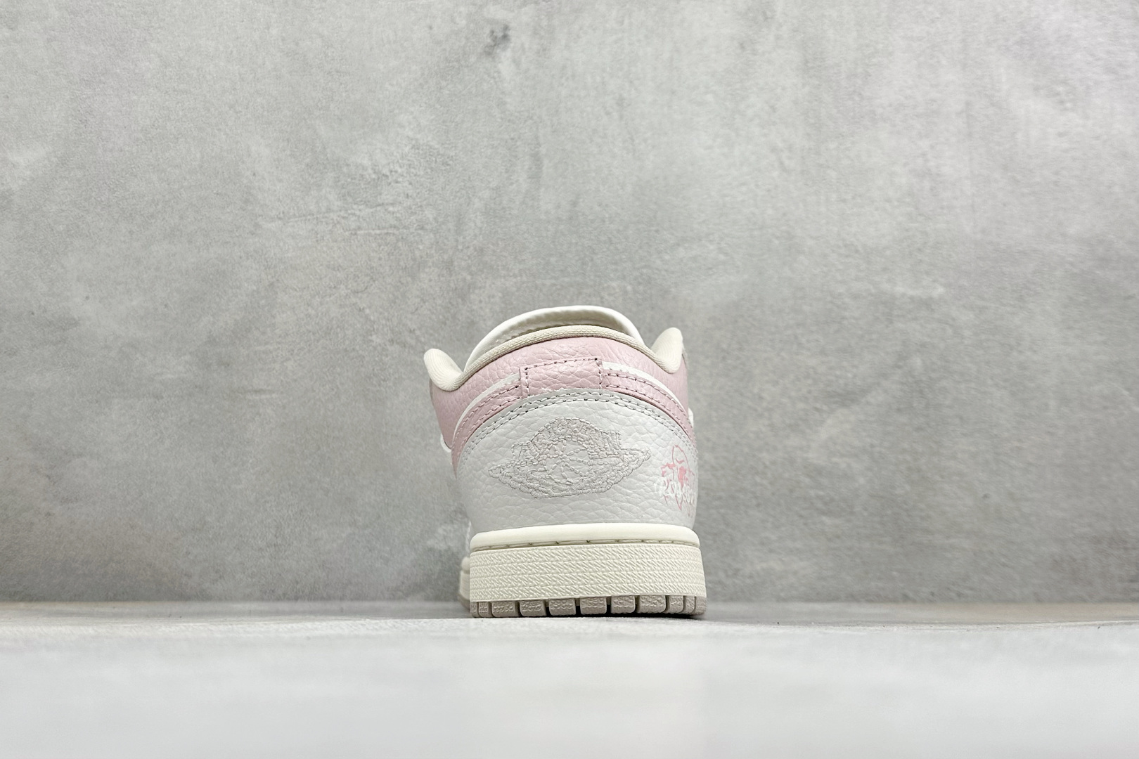 温柔甜妹颜值封神 AIR JORDAN 1，低帮简约鞋型搭配浅灰粉白柔和配色，细腻皮质质感出众，鞋后跟玫瑰刺绣精致浪漫，