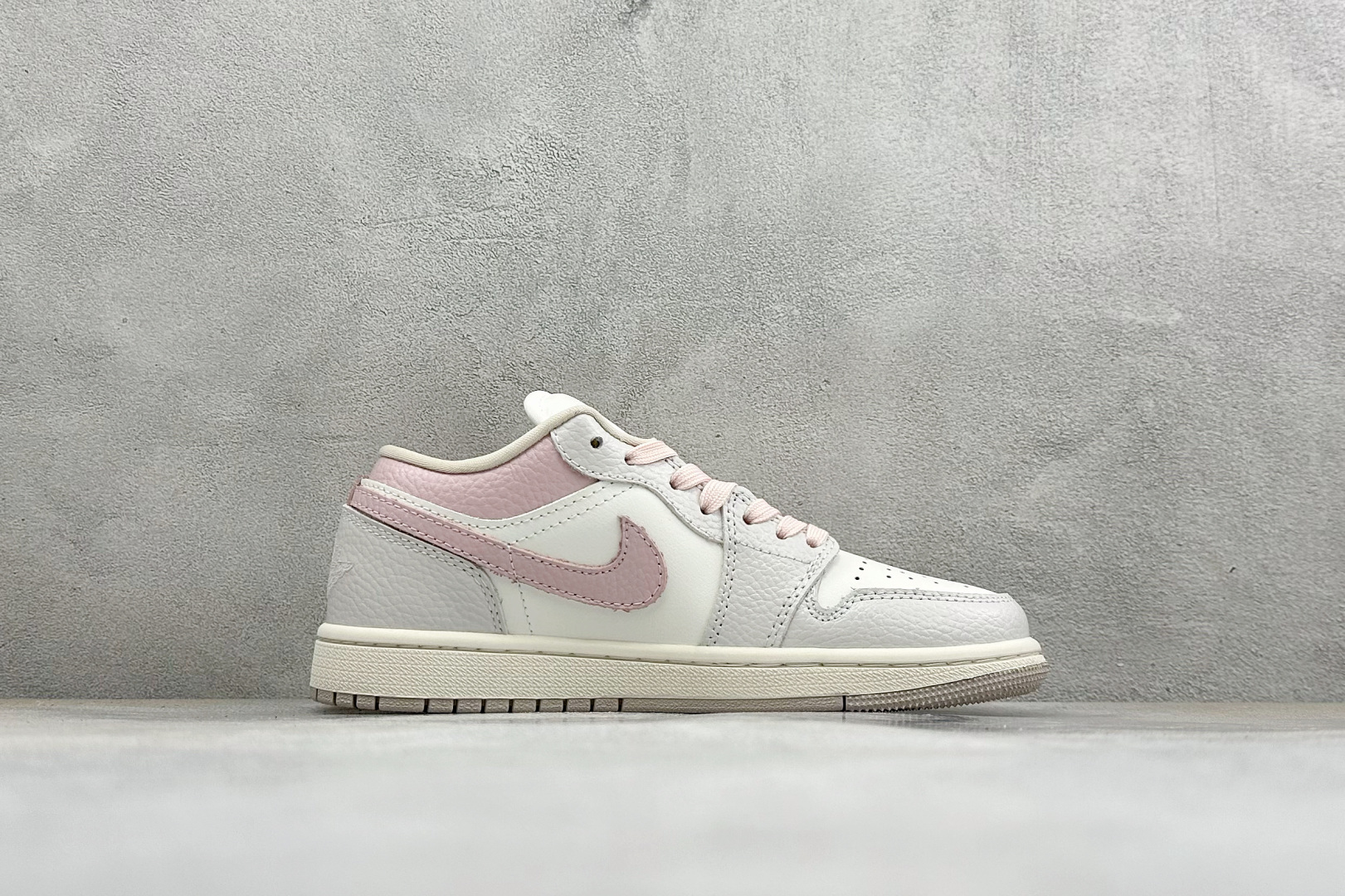温柔甜妹颜值封神 AIR JORDAN 1，低帮简约鞋型搭配浅灰粉白柔和配色，细腻皮质质感出众，鞋后跟玫瑰刺绣精致浪漫，