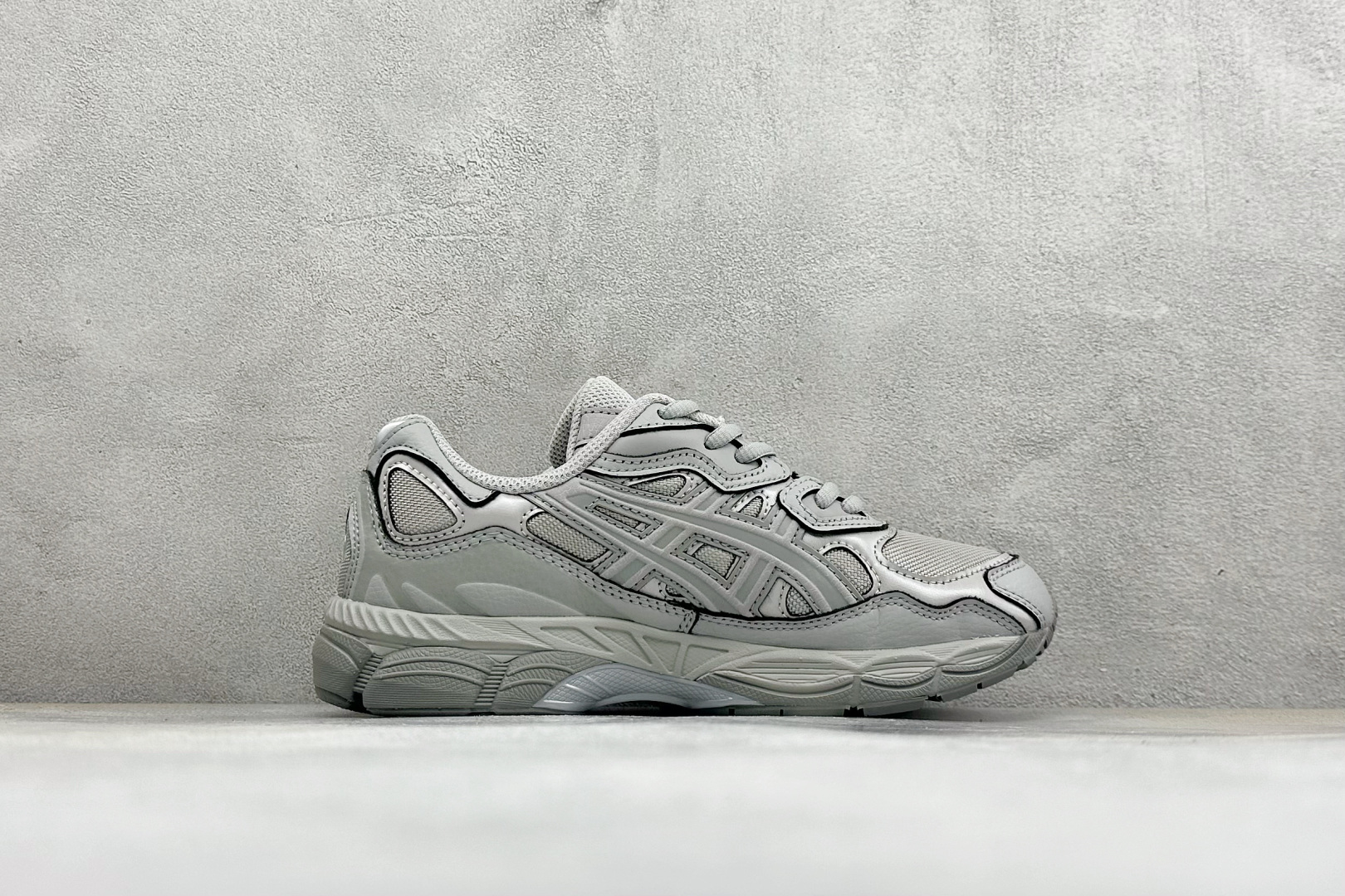 Asics Gel-NYC 亚瑟士运动休闲透气专业跑鞋 鞋面采用反绒皮与网布拼接 透气舒适兼具休闲时尚 结合简明的配色 Asics Gel-NYC 亚瑟士运动休闲透气专业跑鞋 鞋面采用反绒皮与网布拼接 透气舒适兼具休闲时尚 结合简明的配色