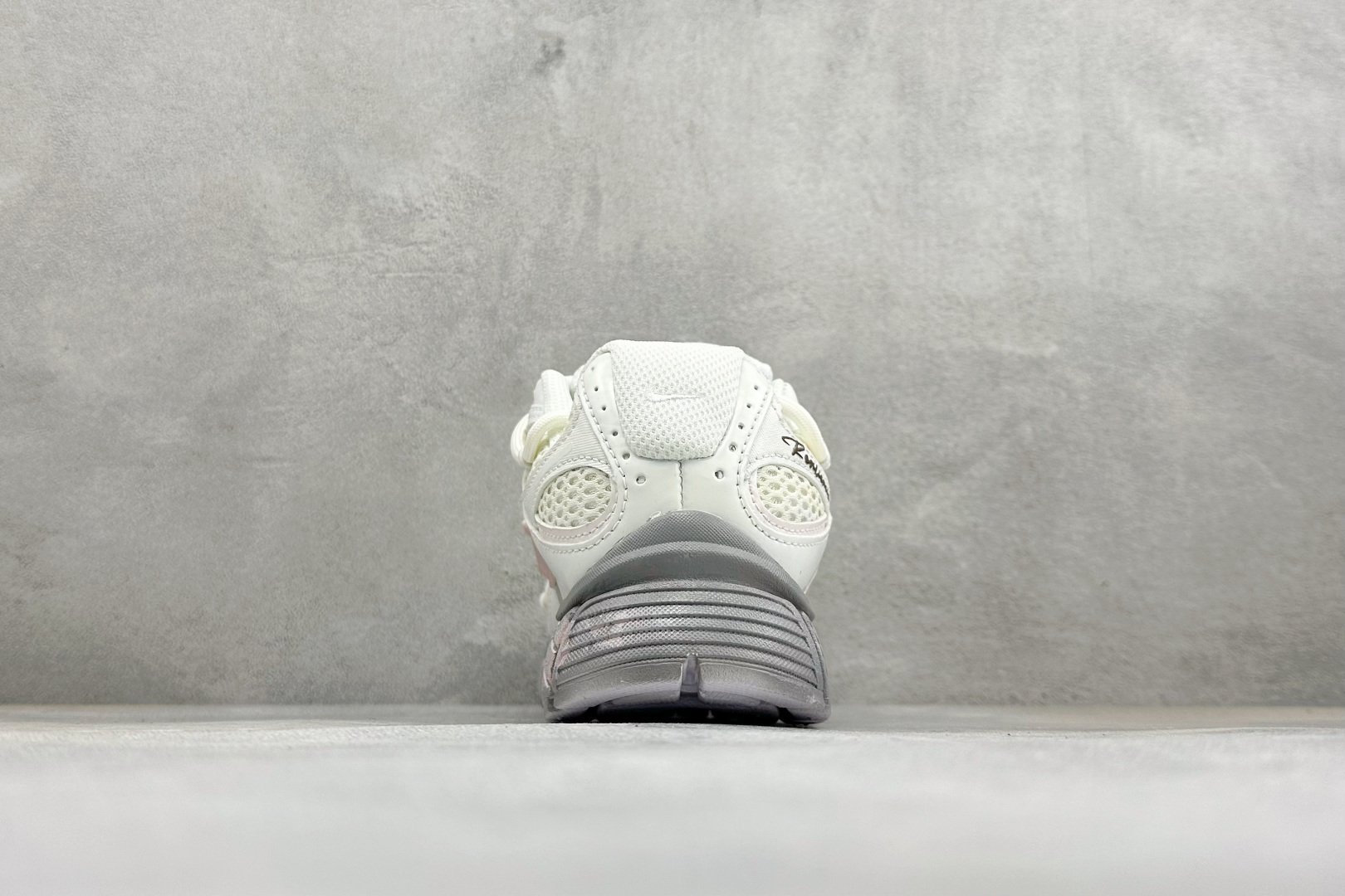 Nike V5 RNR 复古做旧 解构绑带 舒适百搭防滑耐磨 低帮跑步鞋 舒适有型适合日常穿着 该鞋款延续千禧年经典设计