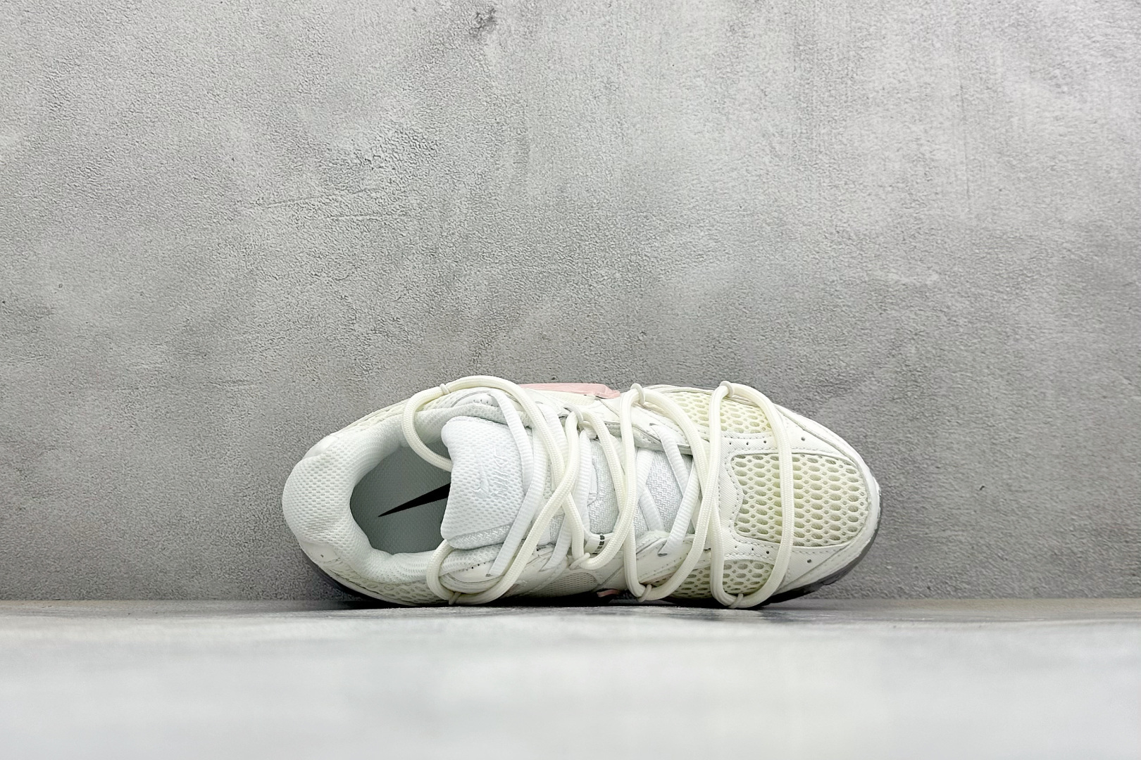 Nike V5 RNR 复古做旧 解构绑带 舒适百搭防滑耐磨 低帮跑步鞋 舒适有型适合日常穿着 该鞋款延续千禧年经典设计
