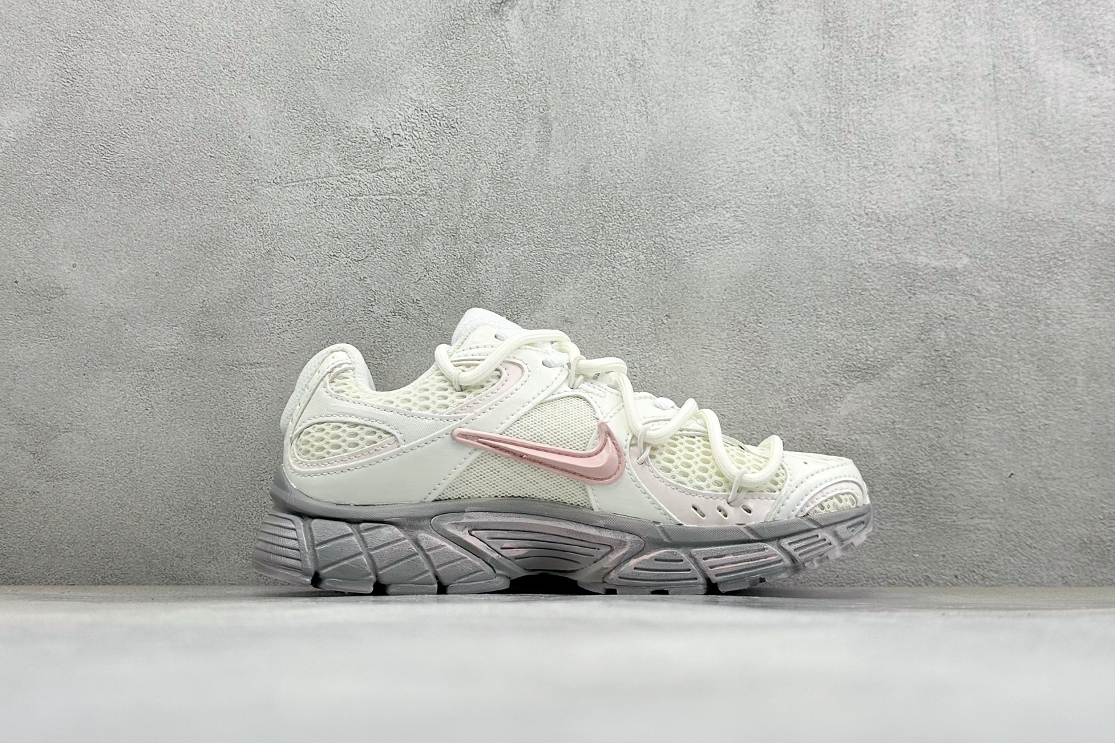 Nike V5 RNR 复古做旧 解构绑带 舒适百搭防滑耐磨 低帮跑步鞋 舒适有型适合日常穿着 该鞋款延续千禧年经典设计