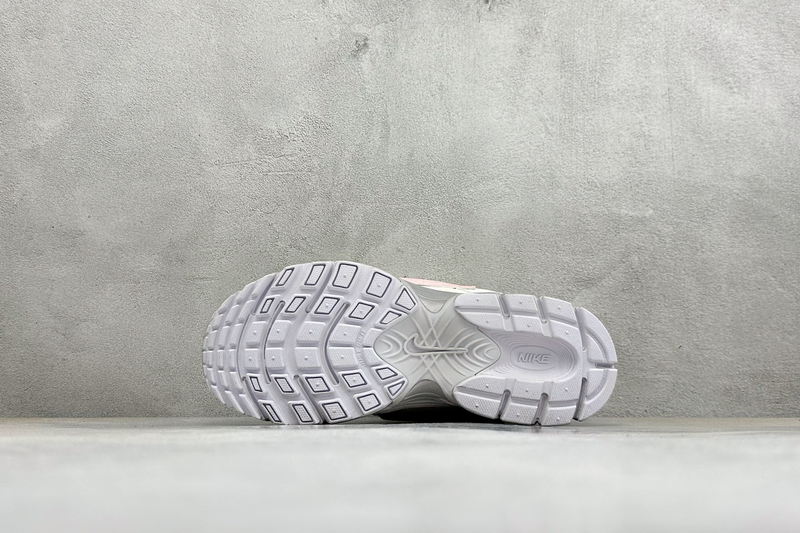 Nike V5 RNR 复古做旧 解构绑带 舒适百搭防滑耐磨 低帮跑步鞋 舒适有型适合日常穿着 该鞋款延续千禧年经典设计