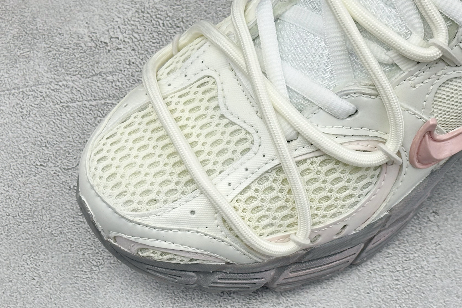 Nike V5 RNR 复古做旧 解构绑带 舒适百搭防滑耐磨 低帮跑步鞋 舒适有型适合日常穿着 该鞋款延续千禧年经典设计