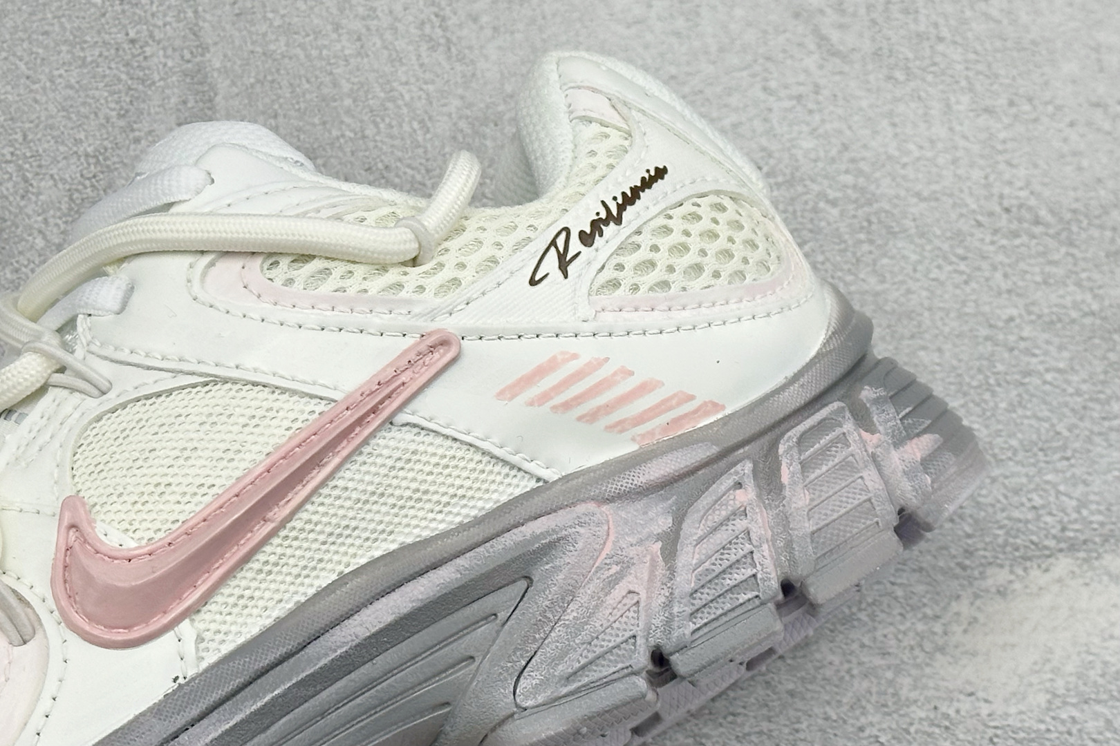 Nike V5 RNR 复古做旧 解构绑带 舒适百搭防滑耐磨 低帮跑步鞋 舒适有型适合日常穿着 该鞋款延续千禧年经典设计
