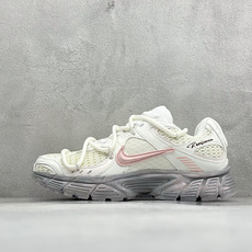 Nike V5 RNR 复古做旧 解构绑带 舒适百搭防滑耐磨 低帮跑步鞋 舒适有型适合日常穿着 该鞋款延续千禧年经典设计 Nike V5 RNR 复古做旧 解构绑带 舒适百搭防滑耐磨 低帮跑步鞋 舒适有型适合日常穿着 该鞋款延续千禧年经典设计
