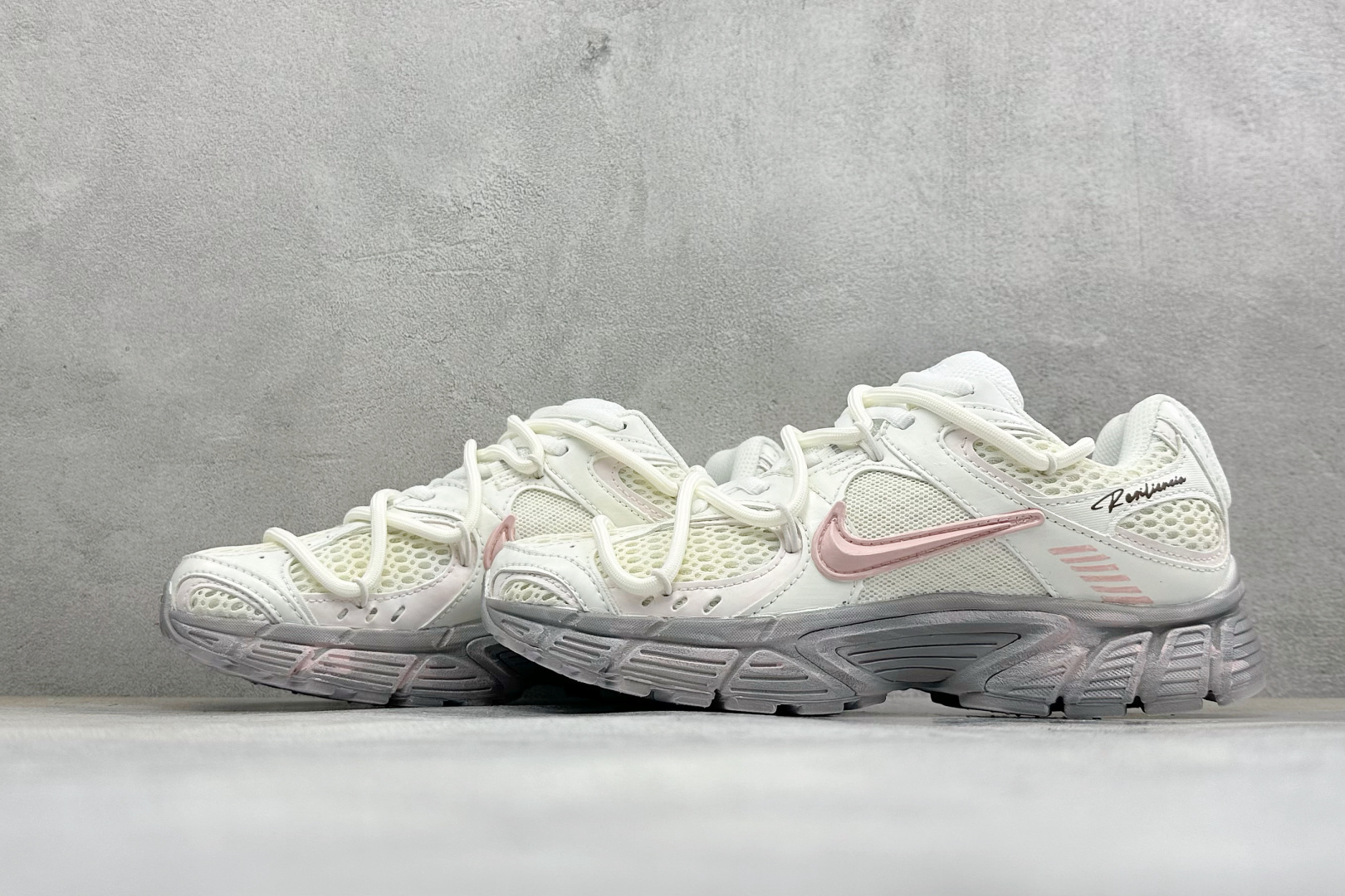 Nike V5 RNR 复古做旧 解构绑带 舒适百搭防滑耐磨 低帮跑步鞋 舒适有型适合日常穿着 该鞋款延续千禧年经典设计