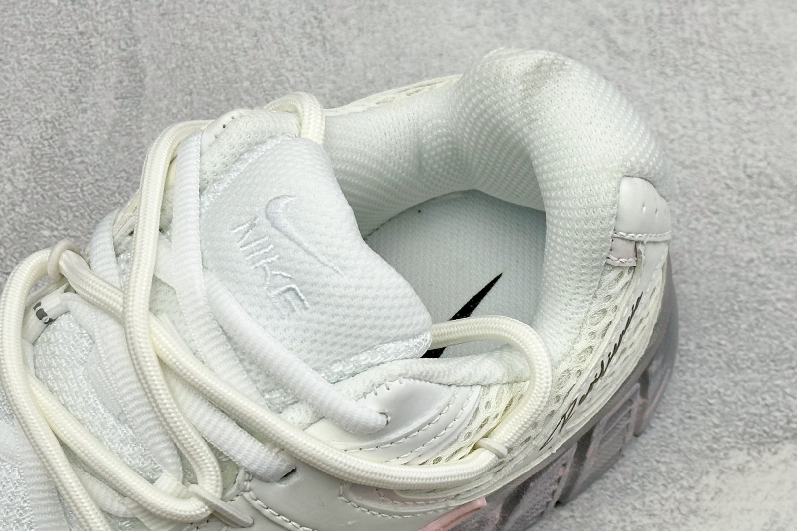Nike V5 RNR 复古做旧 解构绑带 舒适百搭防滑耐磨 低帮跑步鞋 舒适有型适合日常穿着 该鞋款延续千禧年经典设计