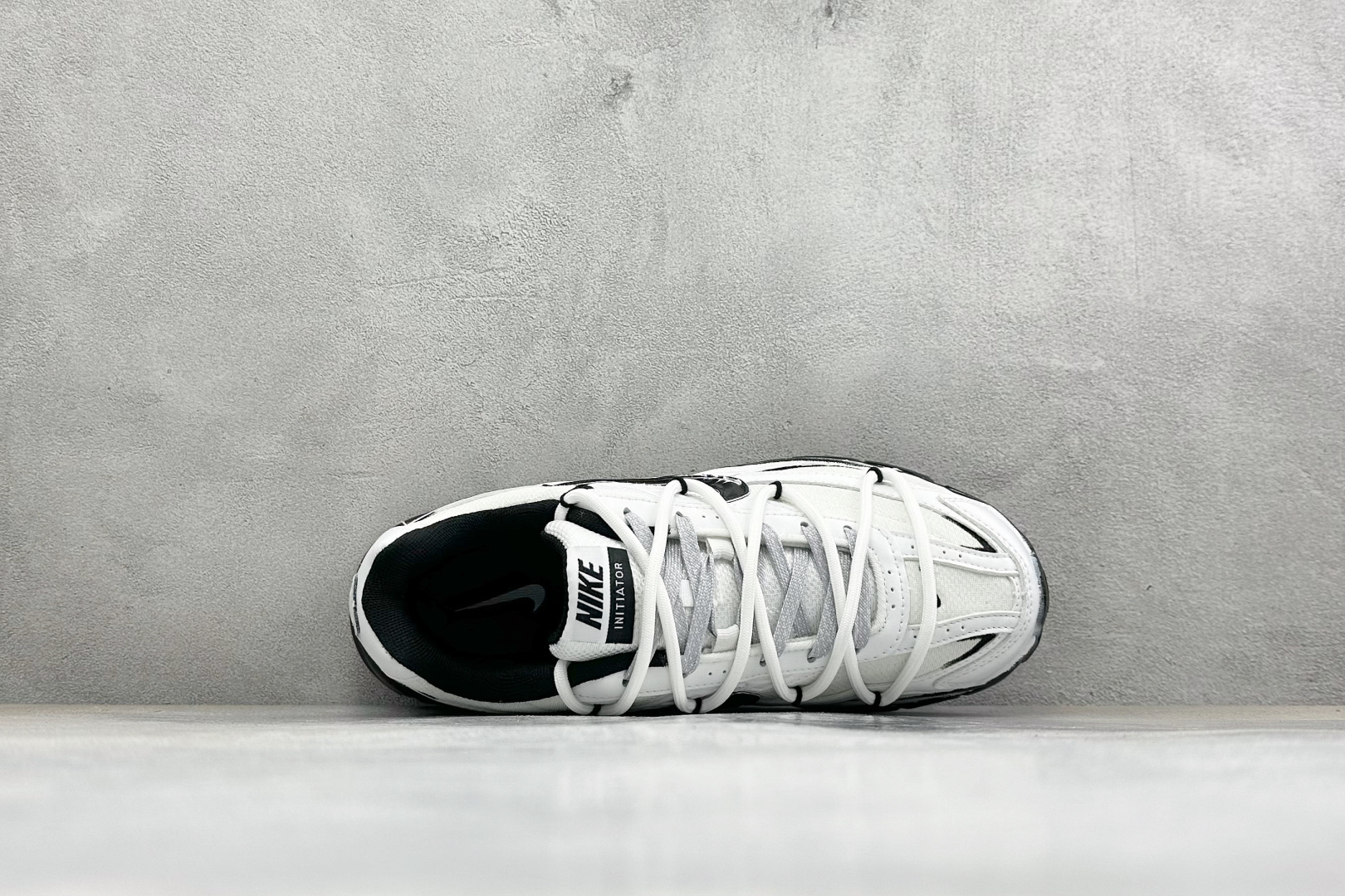 NIKE INITIATOR创始者系列 复古休闲运动舒适跑鞋 采用透气网眼鞋面和支撑覆盖层,自然运动设计的Phlyon中 NIKE INITIATOR创始者系列 复古休闲运动舒适跑鞋 采用透气网眼鞋面和支撑覆盖层,自然运动设计的Phlyon中