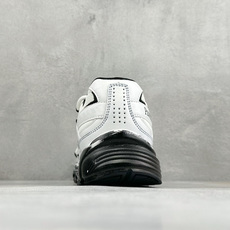 NIKE INITIATOR创始者系列 复古休闲运动舒适跑鞋 采用透气网眼鞋面和支撑覆盖层,自然运动设计的Phlyon中 NIKE INITIATOR创始者系列 复古休闲运动舒适跑鞋 采用透气网眼鞋面和支撑覆盖层,自然运动设计的Phlyon中