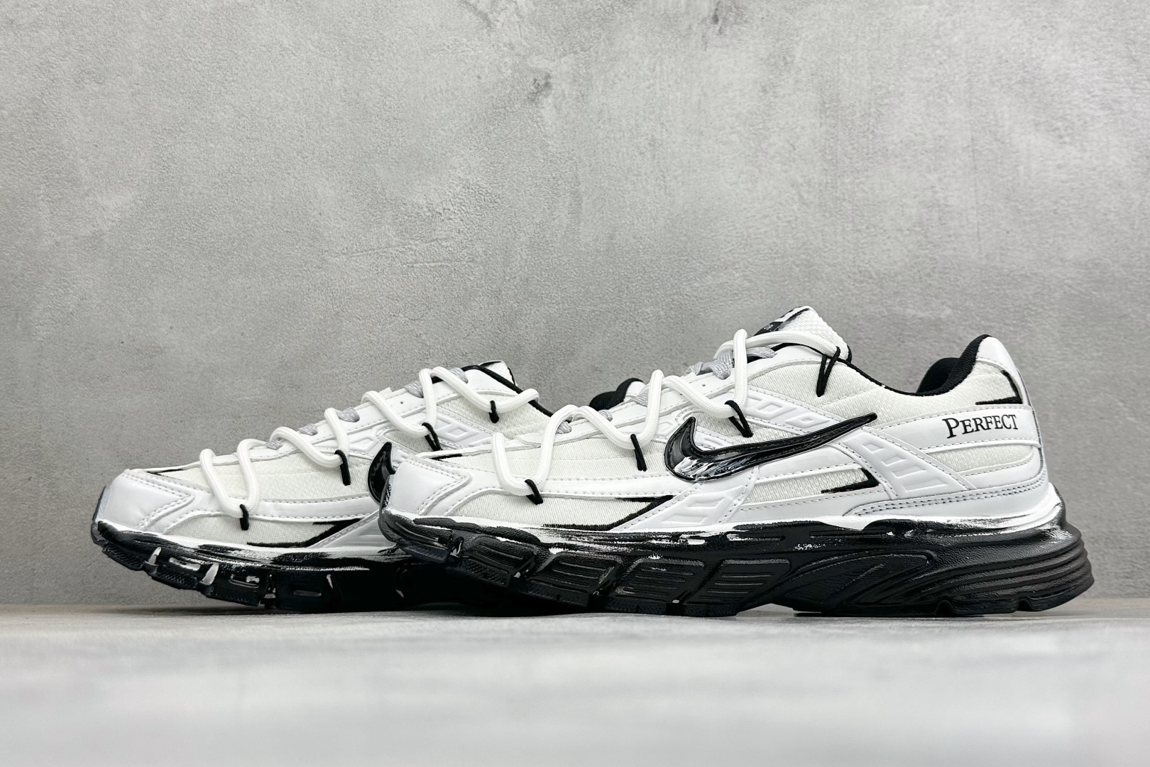 NIKE INITIATOR创始者系列 复古休闲运动舒适跑鞋 采用透气网眼鞋面和支撑覆盖层,自然运动设计的Phlyon中 NIKE INITIATOR创始者系列 复古休闲运动舒适跑鞋 采用透气网眼鞋面和支撑覆盖层,自然运动设计的Phlyon中