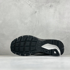 NIKE INITIATOR创始者系列 复古休闲运动舒适跑鞋 采用透气网眼鞋面和支撑覆盖层,自然运动设计的Phlyon中 NIKE INITIATOR创始者系列 复古休闲运动舒适跑鞋 采用透气网眼鞋面和支撑覆盖层,自然运动设计的Phlyon中