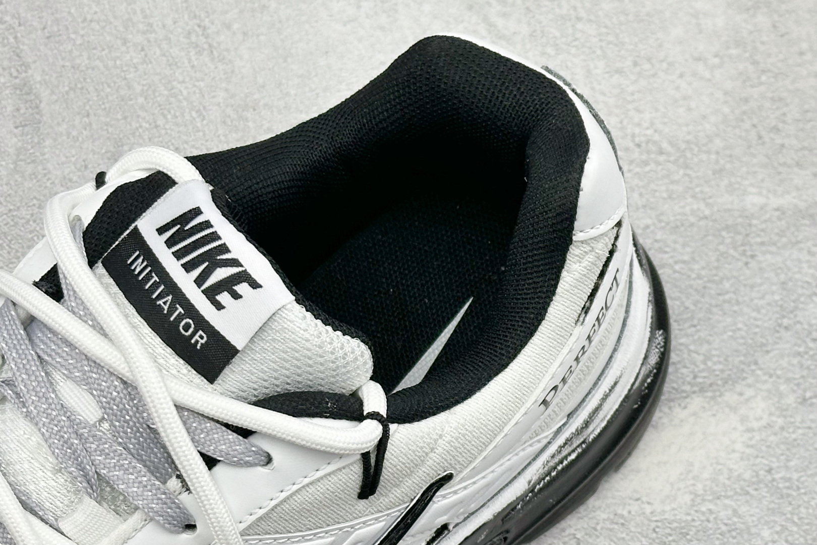 NIKE INITIATOR创始者系列 复古休闲运动舒适跑鞋 采用透气网眼鞋面和支撑覆盖层,自然运动设计的Phlyon中 NIKE INITIATOR创始者系列 复古休闲运动舒适跑鞋 采用透气网眼鞋面和支撑覆盖层,自然运动设计的Phlyon中