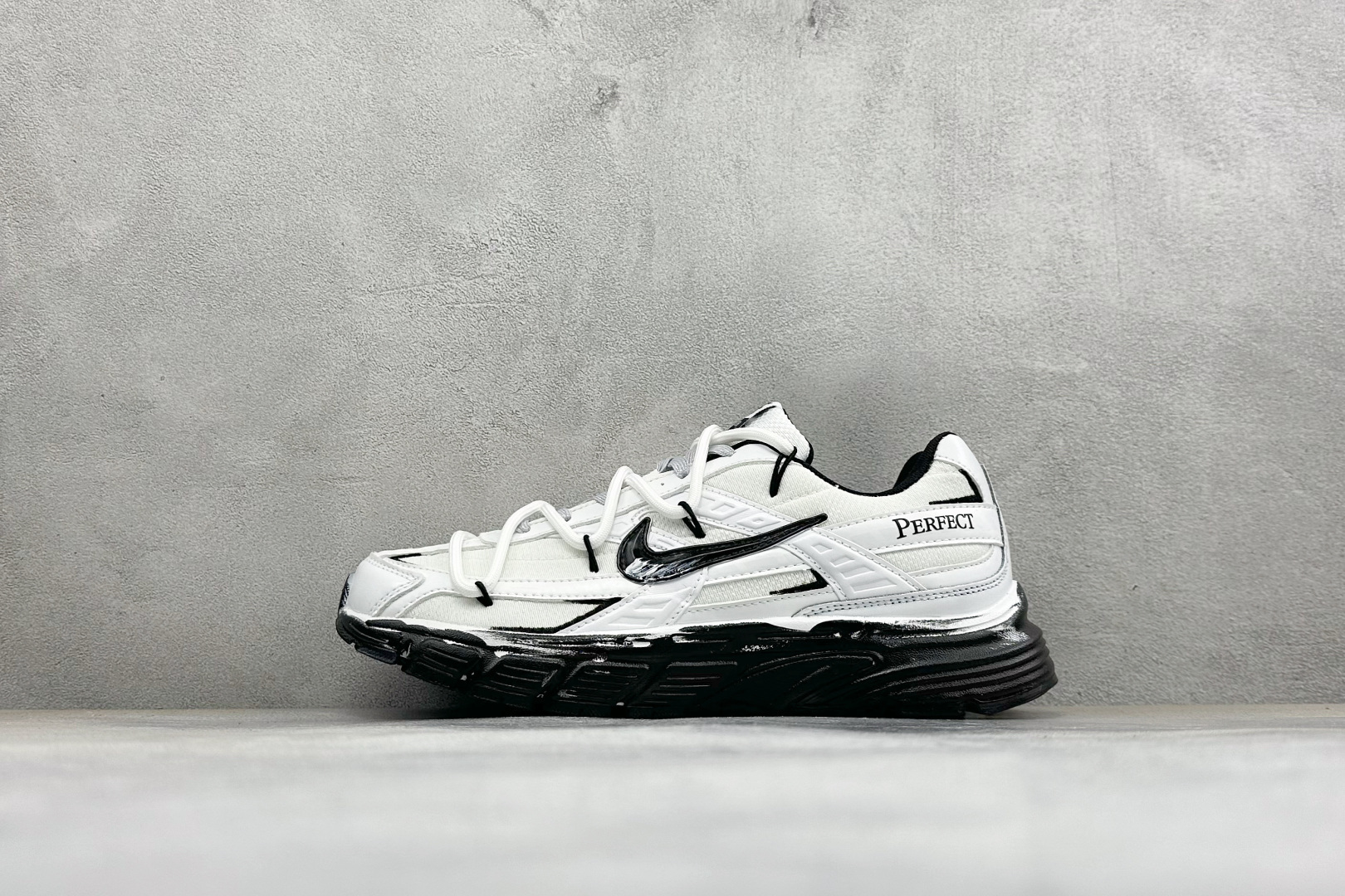 NIKE INITIATOR创始者系列 复古休闲运动舒适跑鞋 采用透气网眼鞋面和支撑覆盖层,自然运动设计的Phlyon中 NIKE INITIATOR创始者系列 复古休闲运动舒适跑鞋 采用透气网眼鞋面和支撑覆盖层,自然运动设计的Phlyon中