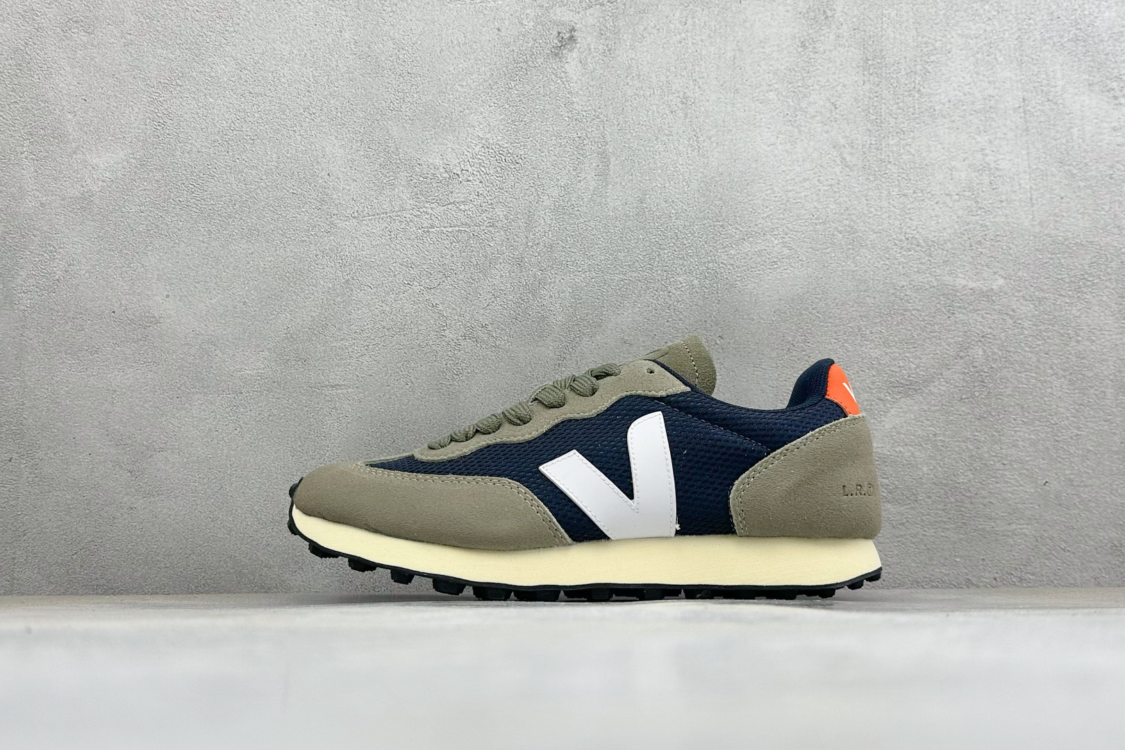 VEJA ESPLAR 休闲轻便耐磨经典跑步鞋 不撞款的运动鞋👟|法国小众品牌Veja,增高于有形,Veja小白鞋妥妥的 VEJA ESPLAR 休闲轻便耐磨经典跑步鞋 不撞款的运动鞋👟|法国小众品牌Veja,增高于有形,Veja小白鞋妥妥的