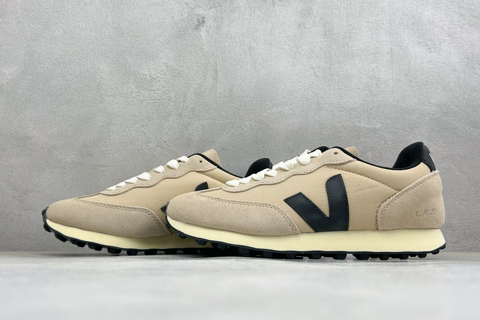 VEJA ESPLAR 休闲轻便耐磨经典跑步鞋 不撞款的运动鞋👟|法国小众品牌Veja,增高于有形,Veja小白鞋妥妥的 VEJA ESPLAR 休闲轻便耐磨经典跑步鞋 不撞款的运动鞋👟|法国小众品牌Veja,增高于有形,Veja小白鞋妥妥的
