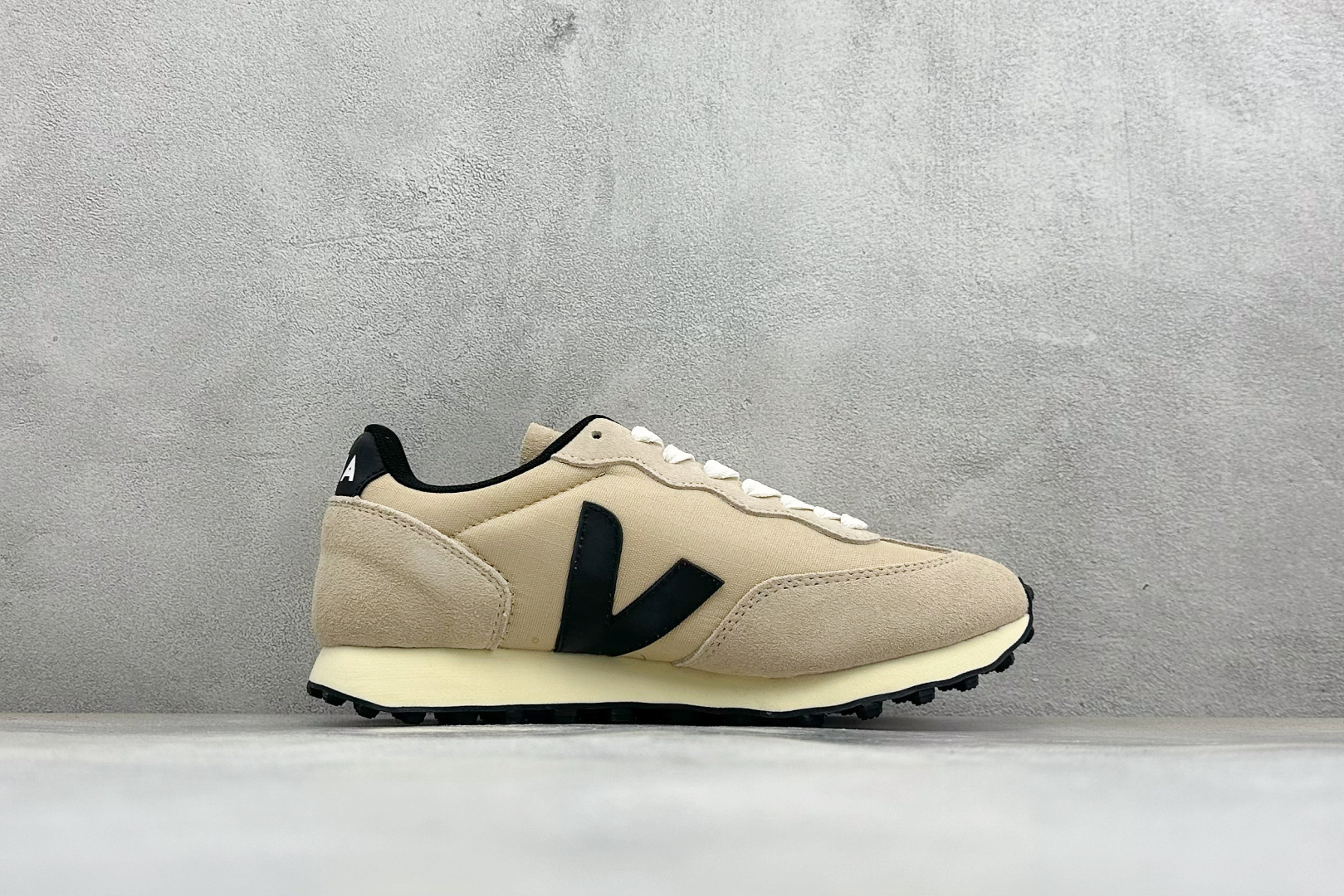 VEJA ESPLAR 休闲轻便耐磨经典跑步鞋 不撞款的运动鞋👟|法国小众品牌Veja,增高于有形,Veja小白鞋妥妥的 VEJA ESPLAR 休闲轻便耐磨经典跑步鞋 不撞款的运动鞋👟|法国小众品牌Veja,增高于有形,Veja小白鞋妥妥的
