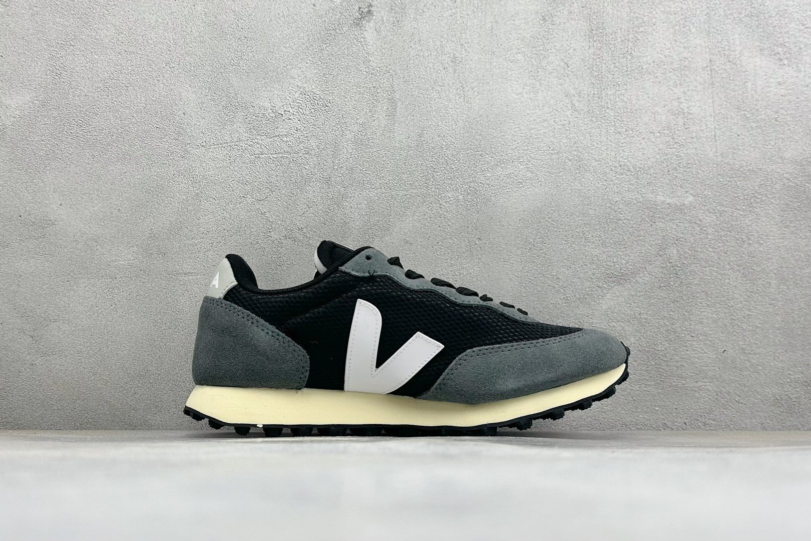 VEJA ESPLAR 休闲轻便耐磨经典跑步鞋 不撞款的运动鞋👟|法国小众品牌Veja,增高于有形,Veja小白鞋妥妥的 VEJA ESPLAR 休闲轻便耐磨经典跑步鞋 不撞款的运动鞋👟|法国小众品牌Veja,增高于有形,Veja小白鞋妥妥的