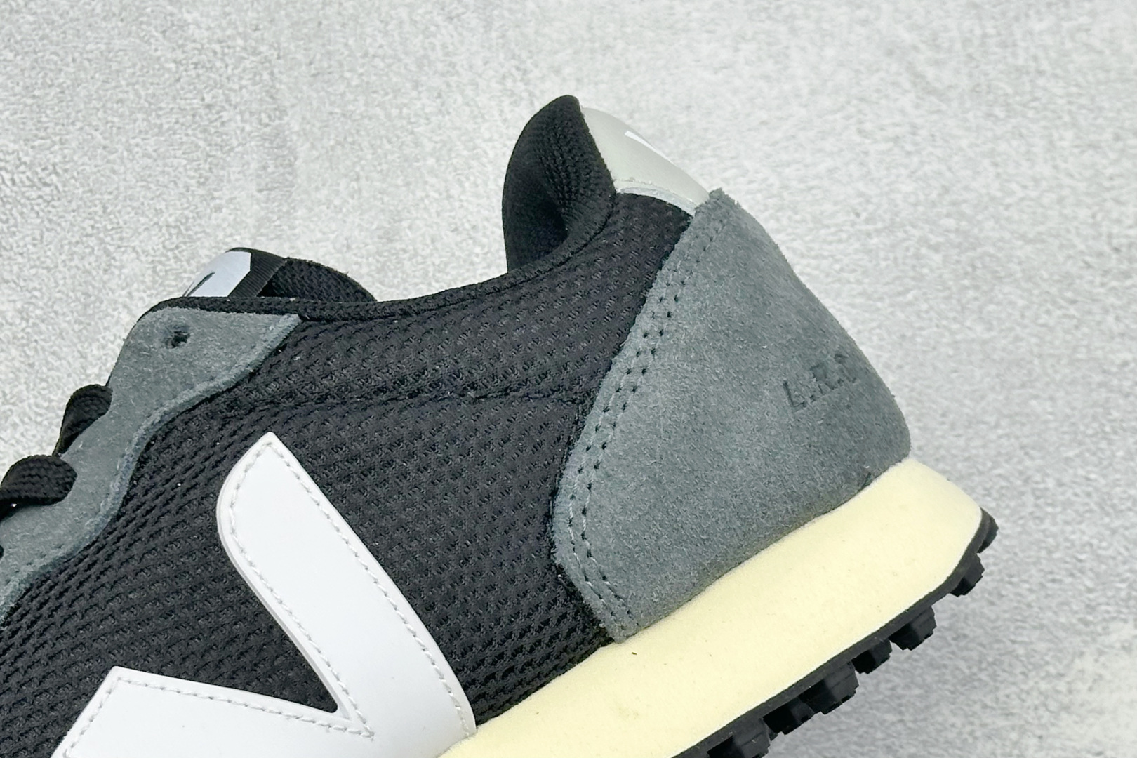 VEJA ESPLAR 休闲轻便耐磨经典跑步鞋 不撞款的运动鞋👟|法国小众品牌Veja,增高于有形,Veja小白鞋妥妥的 VEJA ESPLAR 休闲轻便耐磨经典跑步鞋 不撞款的运动鞋👟|法国小众品牌Veja,增高于有形,Veja小白鞋妥妥的