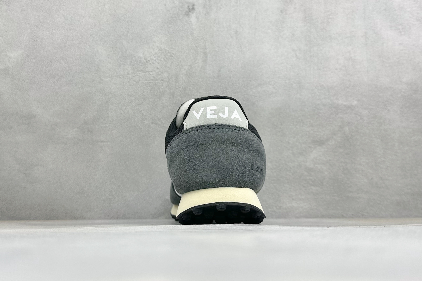 VEJA ESPLAR 休闲轻便耐磨经典跑步鞋 不撞款的运动鞋👟|法国小众品牌Veja,增高于有形,Veja小白鞋妥妥的 VEJA ESPLAR 休闲轻便耐磨经典跑步鞋 不撞款的运动鞋👟|法国小众品牌Veja,增高于有形,Veja小白鞋妥妥的
