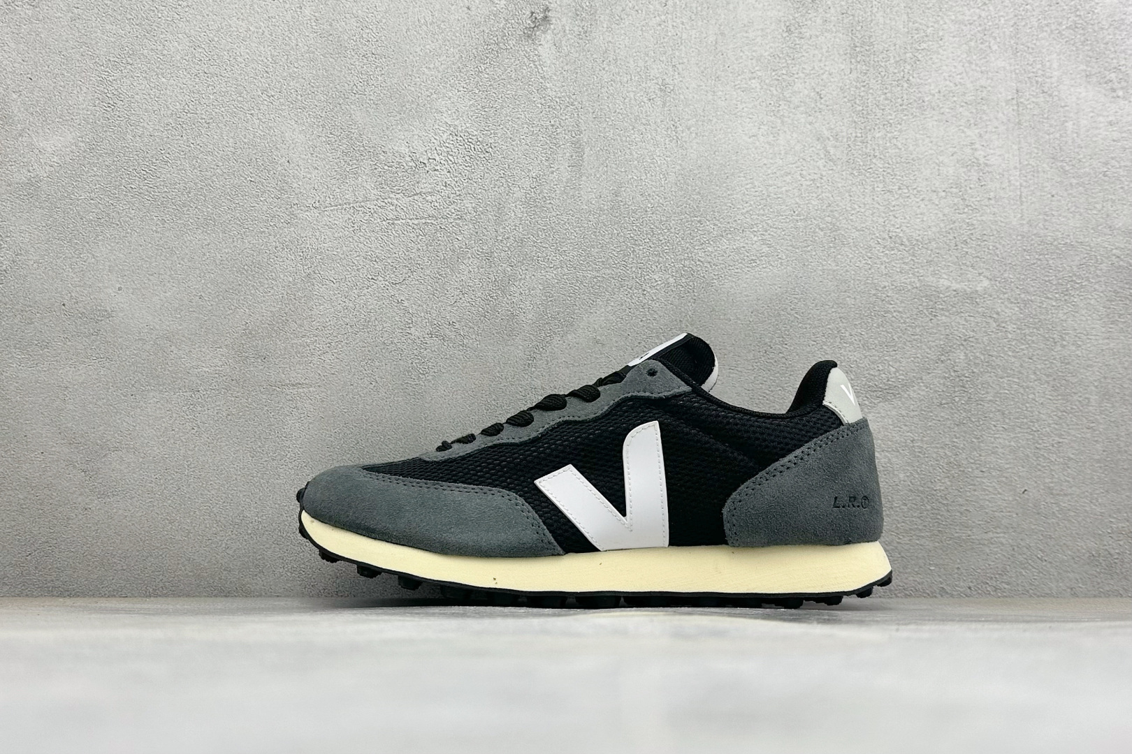 VEJA ESPLAR 休闲轻便耐磨经典跑步鞋 不撞款的运动鞋👟|法国小众品牌Veja,增高于有形,Veja小白鞋妥妥的 VEJA ESPLAR 休闲轻便耐磨经典跑步鞋 不撞款的运动鞋👟|法国小众品牌Veja,增高于有形,Veja小白鞋妥妥的