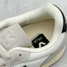 VEJA ESPLAR 休闲轻便耐磨经典跑步鞋 不撞款的运动鞋👟|法国小众品牌Veja,增高于有形,Veja小白鞋妥妥的 VEJA ESPLAR 休闲轻便耐磨经典跑步鞋 不撞款的运动鞋👟|法国小众品牌Veja,增高于有形,Veja小白鞋妥妥的