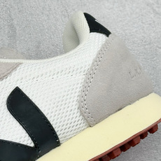 VEJA ESPLAR 休闲轻便耐磨经典跑步鞋 不撞款的运动鞋👟|法国小众品牌Veja,增高于有形,Veja小白鞋妥妥的 VEJA ESPLAR 休闲轻便耐磨经典跑步鞋 不撞款的运动鞋👟|法国小众品牌Veja,增高于有形,Veja小白鞋妥妥的